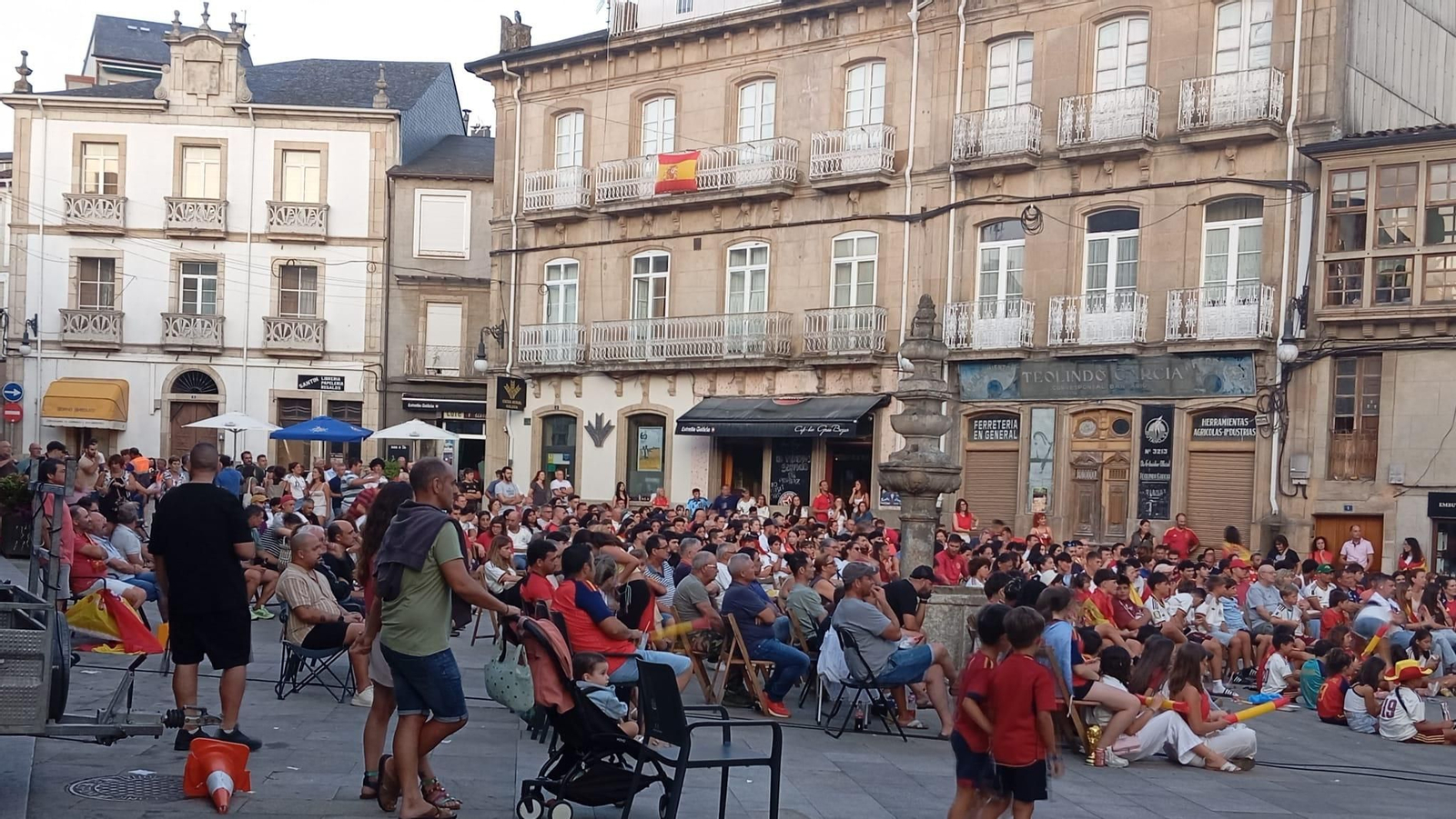Galería | La provincia de Ourense se tiñe de rojo para apoyar a España en la final del Mundial