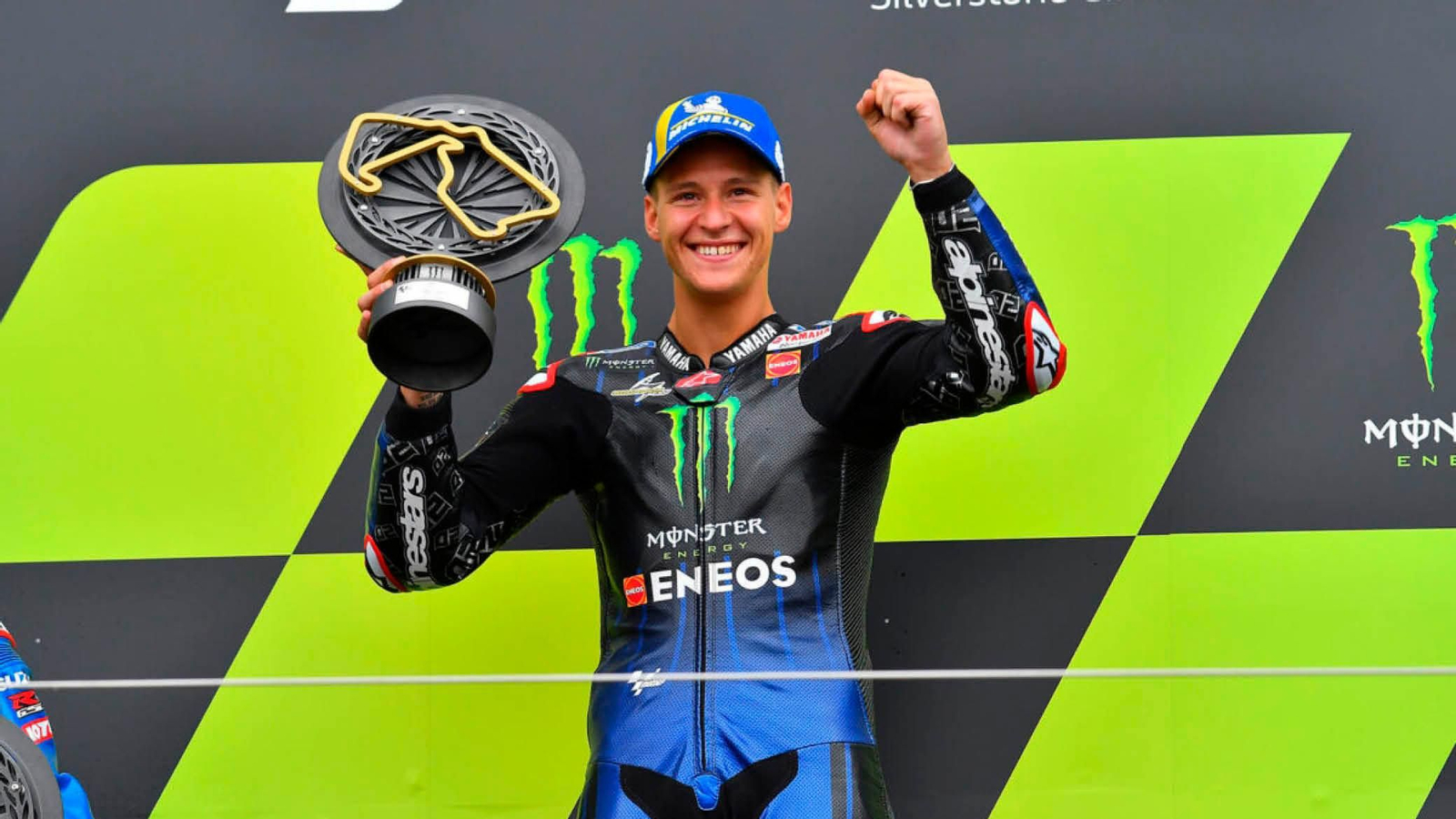El italiano Fabio Quartararo celebra su victoria en el podio.