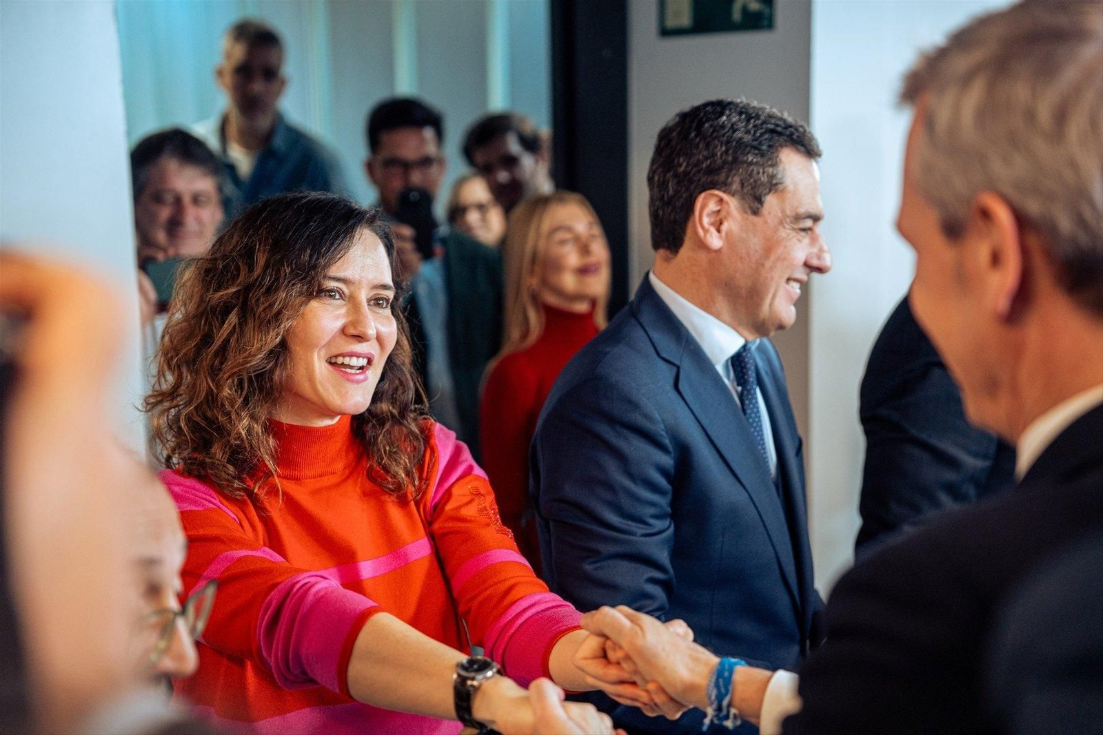 Alfonso Rueda saluda a Isabel Díaz Ayuso.