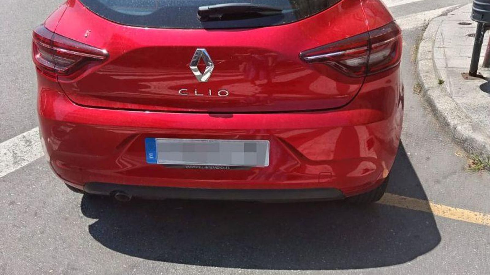 Coche mal estacionado en la calle Jesús Pousa en el cruce con San Rosendo.