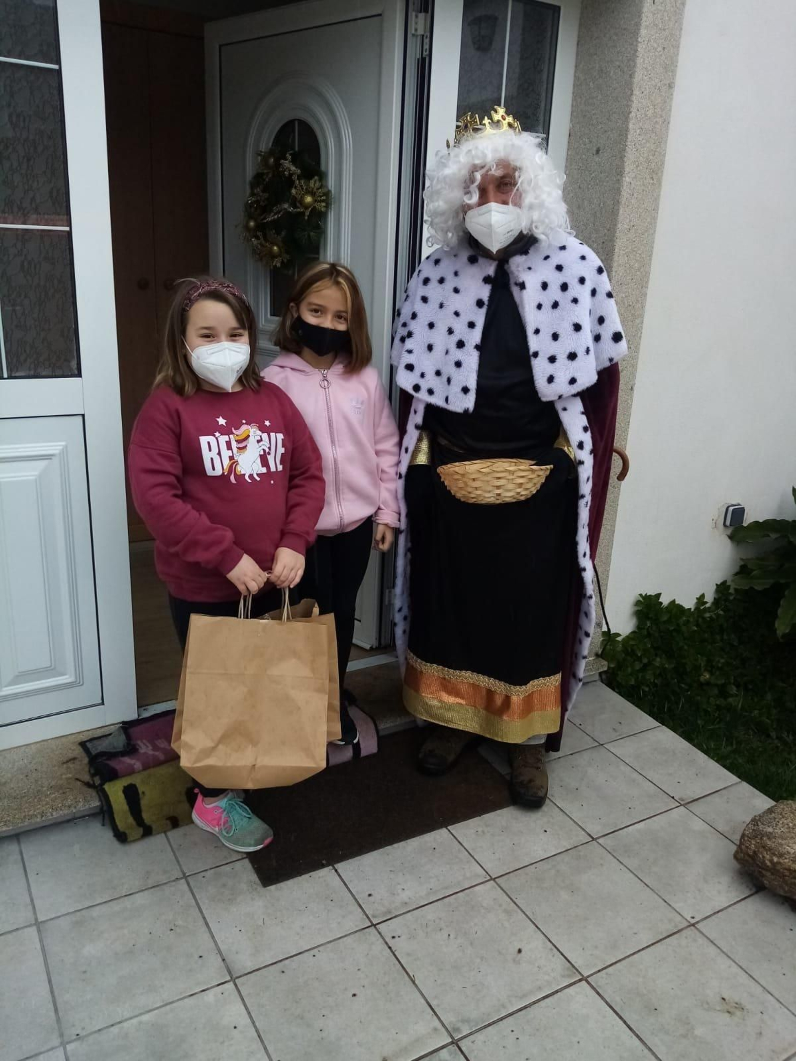 LOBIOS. La visita de sus majestades esta mañana por los pueblos de Lobios. La pandemia obligó a suspender la cabalgata, pero Melchor, Gaspar y Baltasar quisieron pasar a saludar personalmente a los menores del municipio.