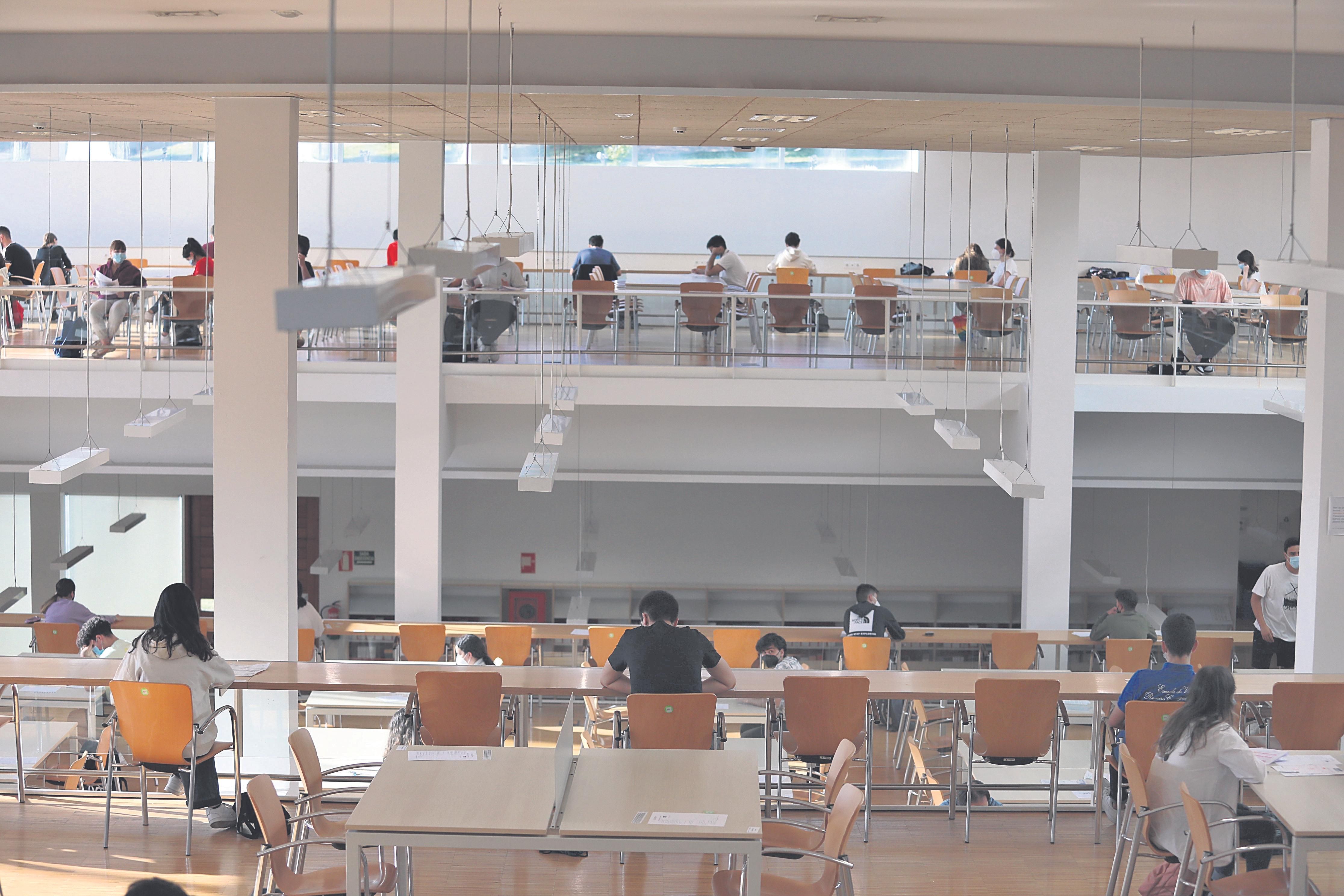 Alumnado de la ABAU, durante las pruebas celebradas el 13 de julio en la biblioteca del Campus. [JOSÉ PAZ]
