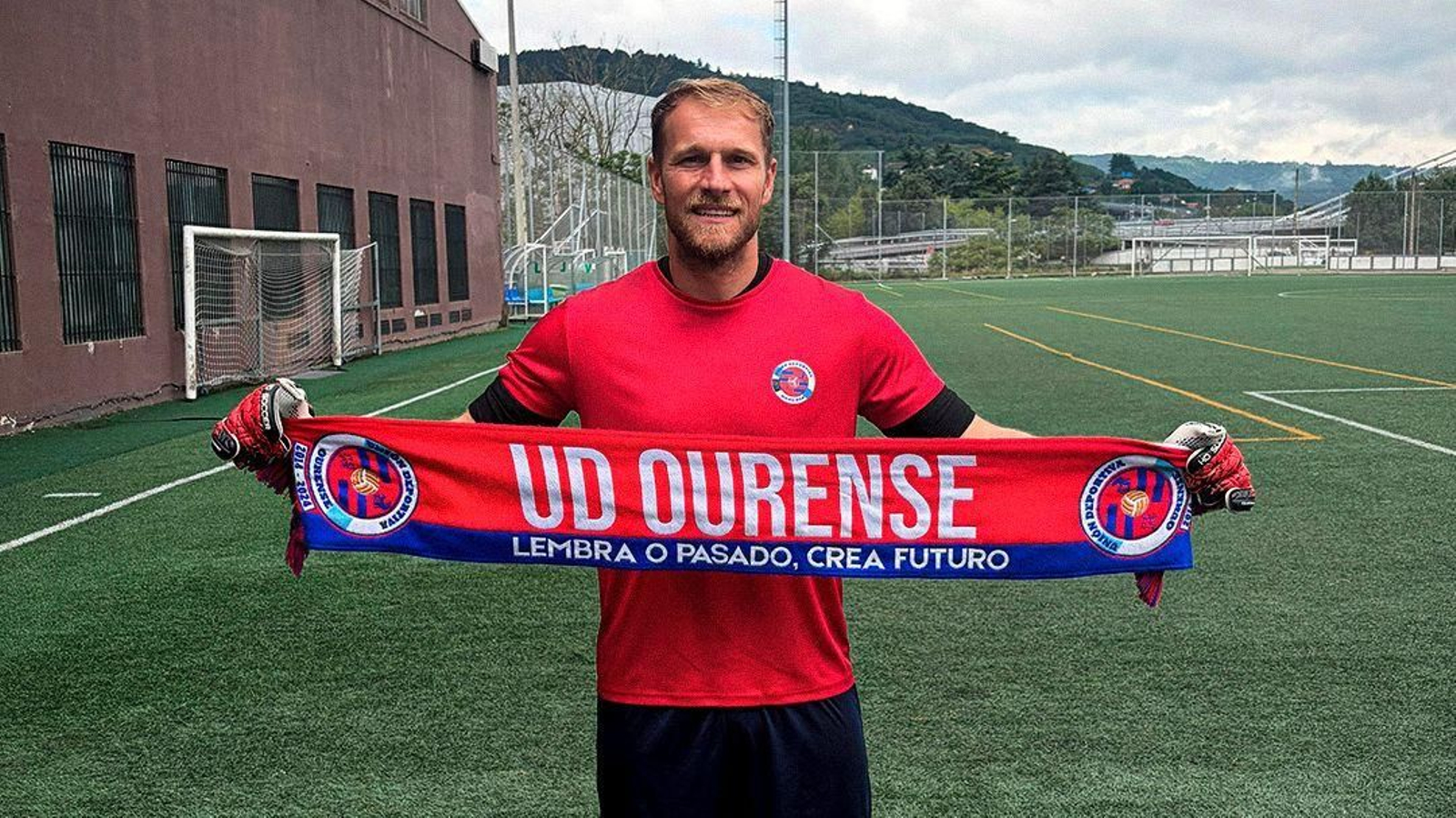 Yoel Rodríguez ya posa con los colores de la UD Ourense