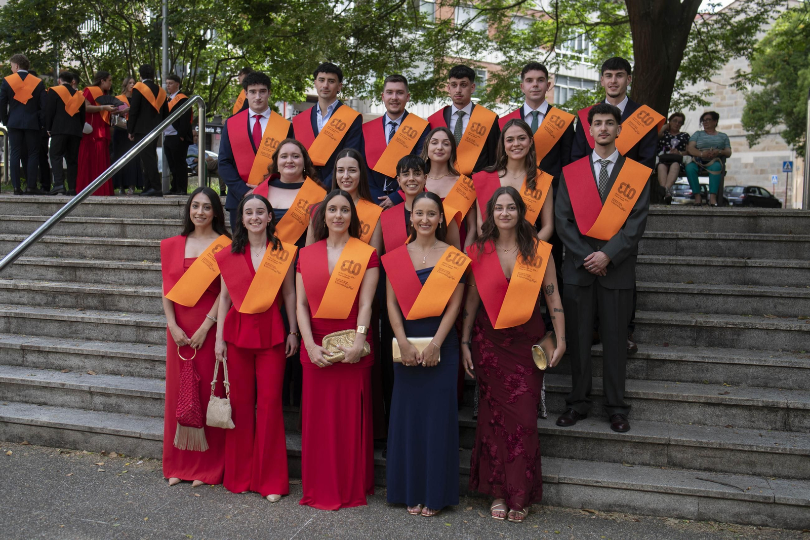 Galería | Los alumnos de ADE y Turismo se gradúan bajo un intenso calor
