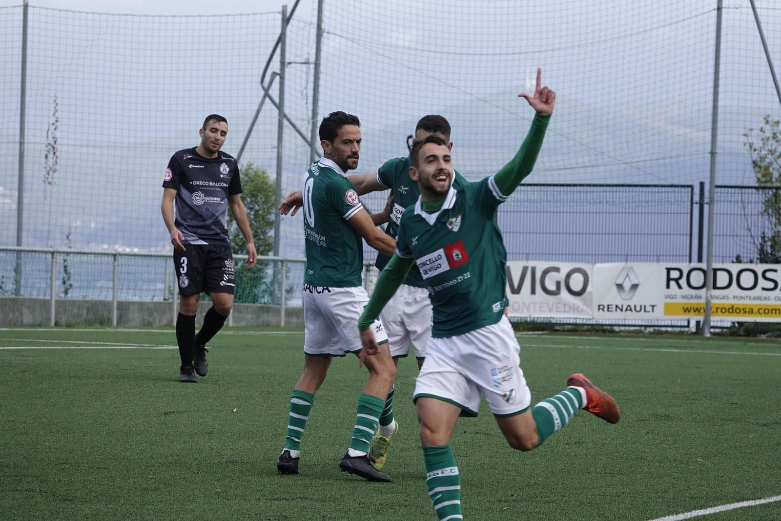Chiqui celebra el único gol del encuentro, nacido de una acción con Mateo y Silva, que festejan tras él.