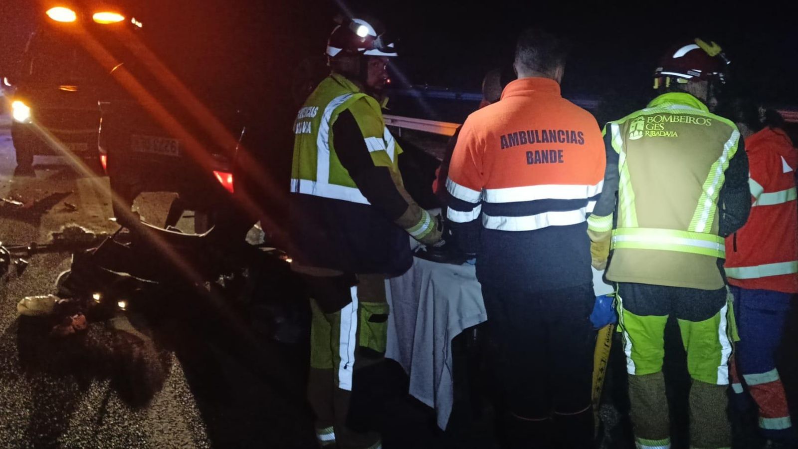Los servicios de emergencia intervinieron en la A-52, a su paso por Melón, para rescatar al conductor del vehículo volcado y trasladarlo al hospital.