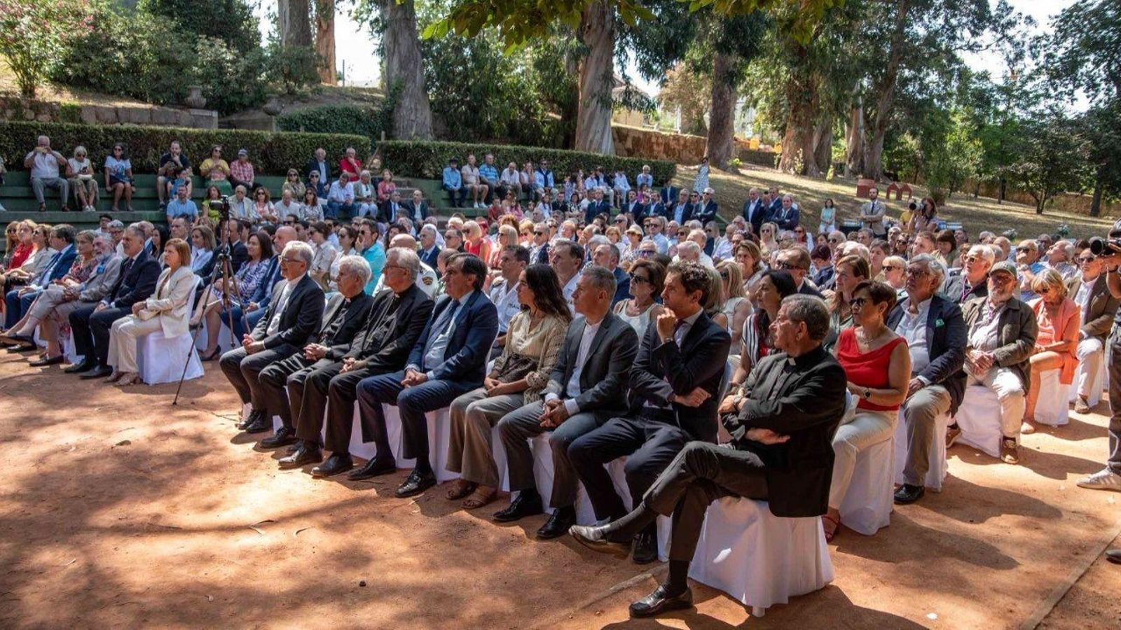 Los asistentes, en la histórica pista de tenis de Castrelos.