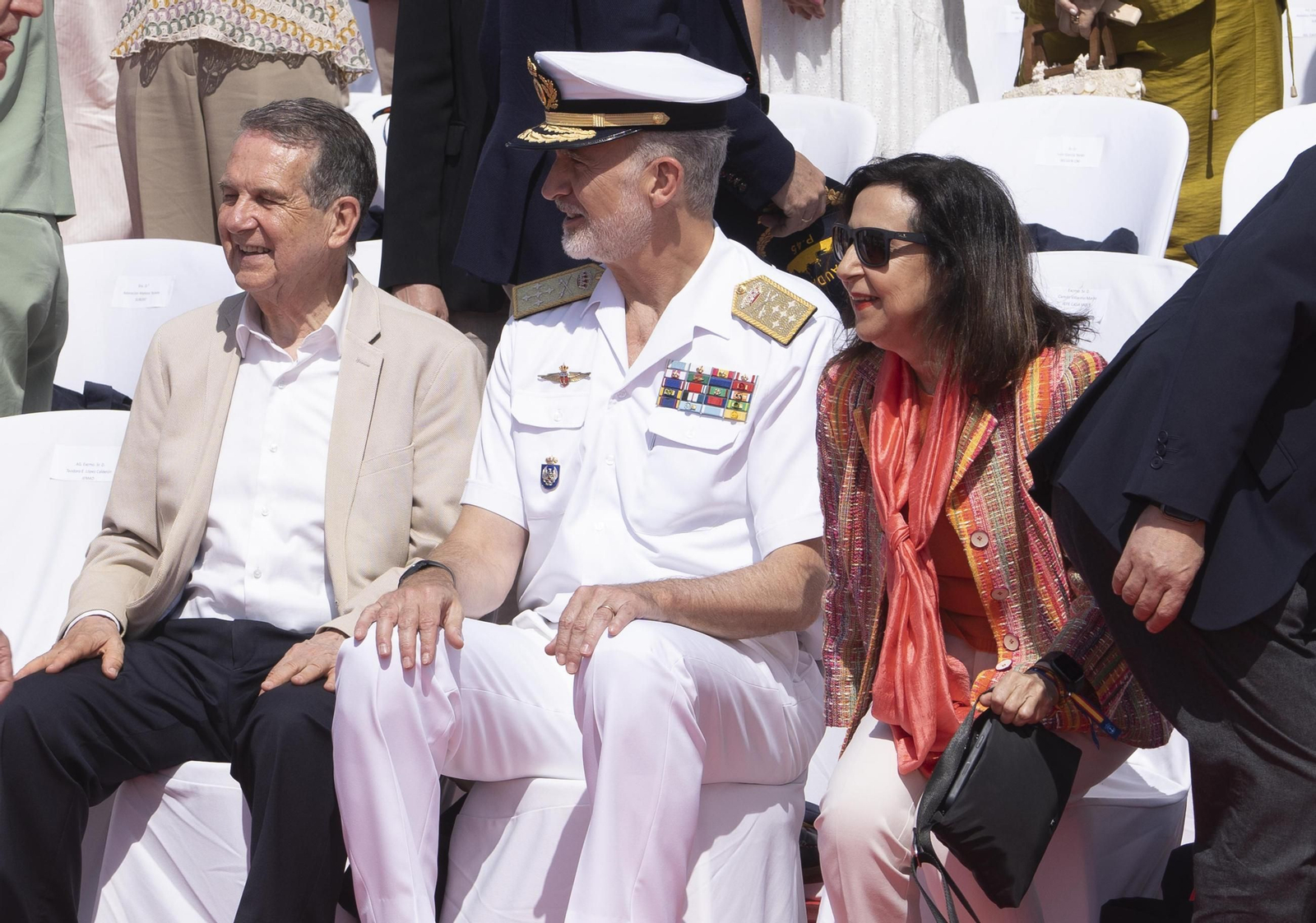 Galería | Felipe VI participa en la revista naval y presencia la exhibición de militares en Samil