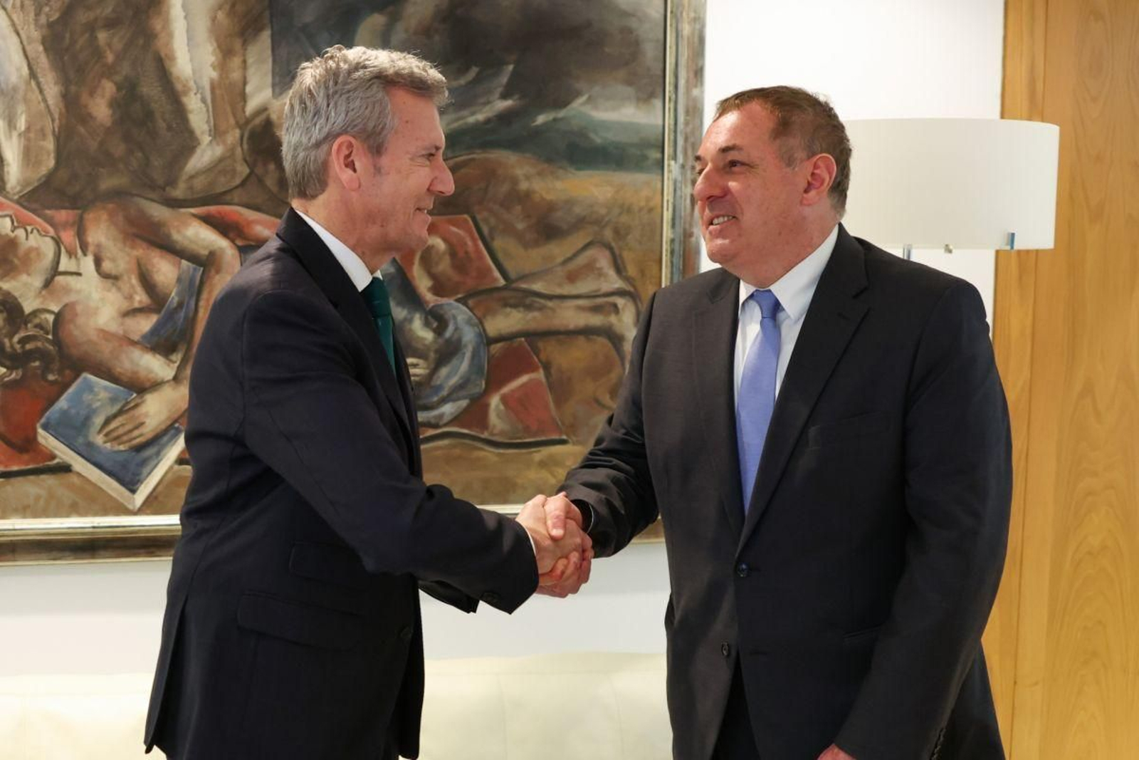 El presidente de la Xunta, Alfonso Rueda, junto al nuevo embajador de Uruguay en España, Bernardo Greiver del Hoyo.