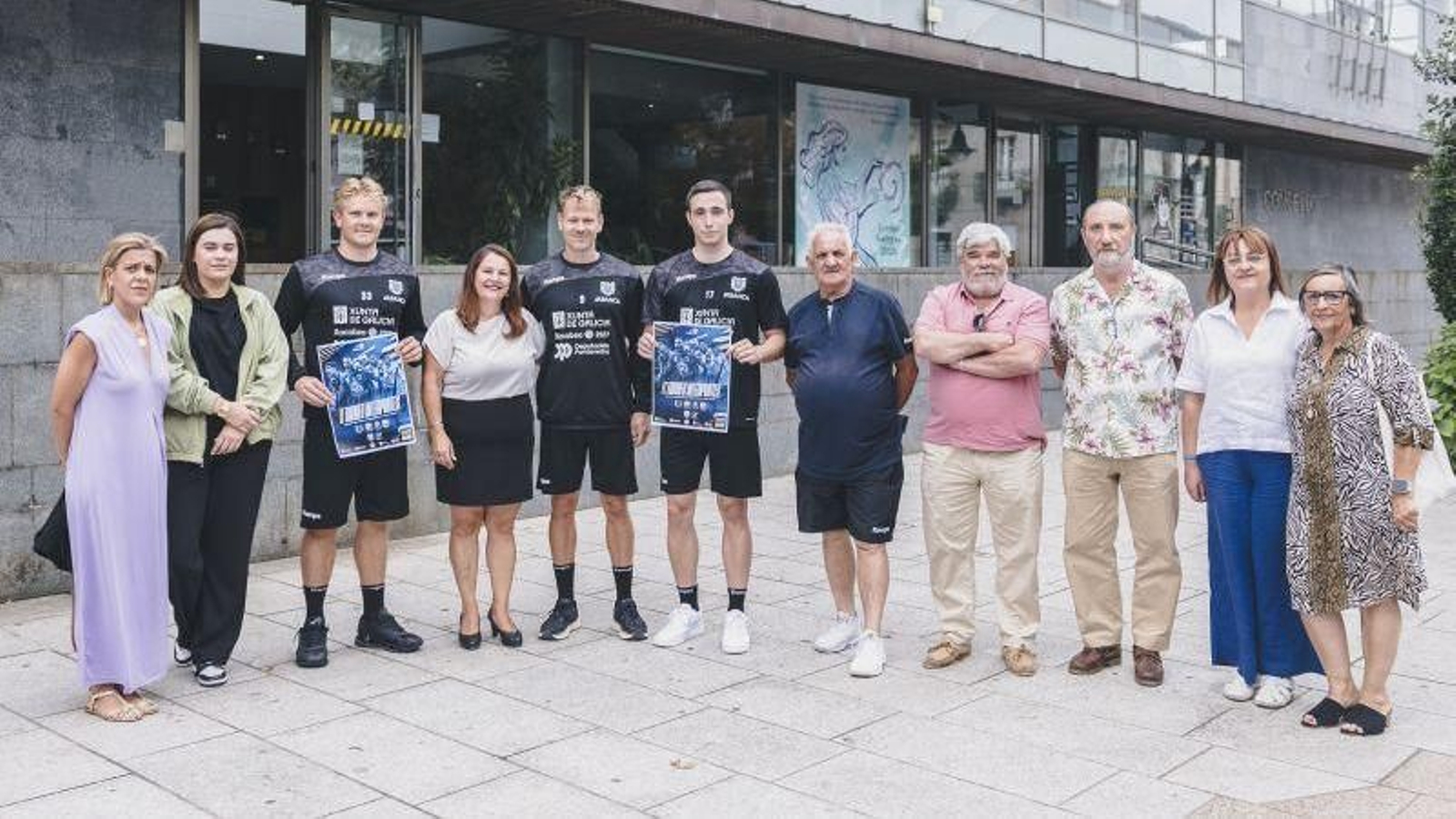 Los clubes participantes en el Interpontes durante su presentación en Pontevedra.