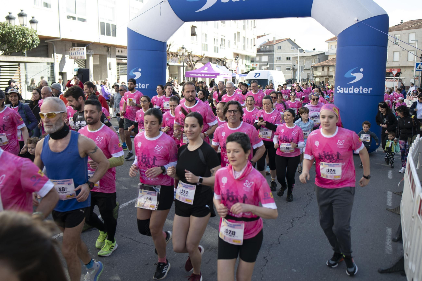 Galería | A Valenzá se tiñe de rosa con la III Carreira pola Igualdade
