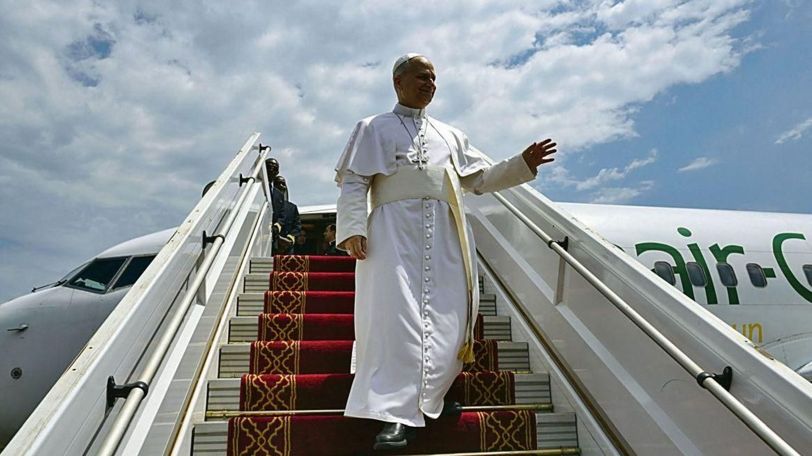 El papa León XIV, a su llegada al Aeropuerto Internacional Yaounde Nsimalen en Camerún.