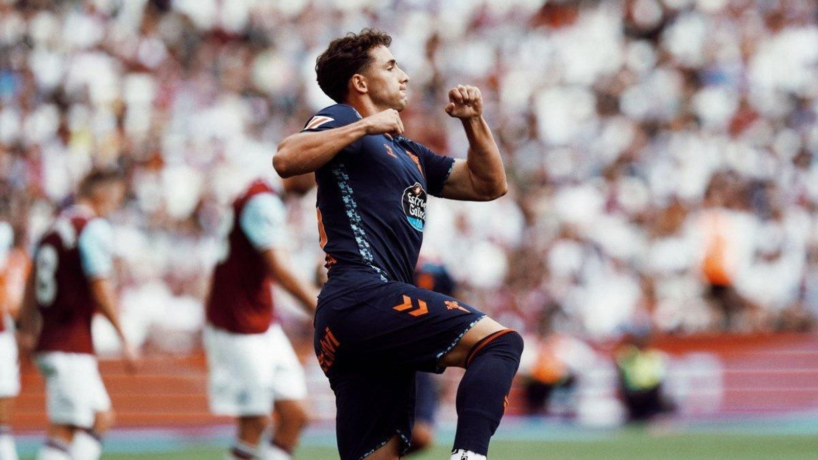 El tomiñés Durán celebra su tanto, el segundo del Celta ayer. Después, falló en la insulsa tanda de penaltis.