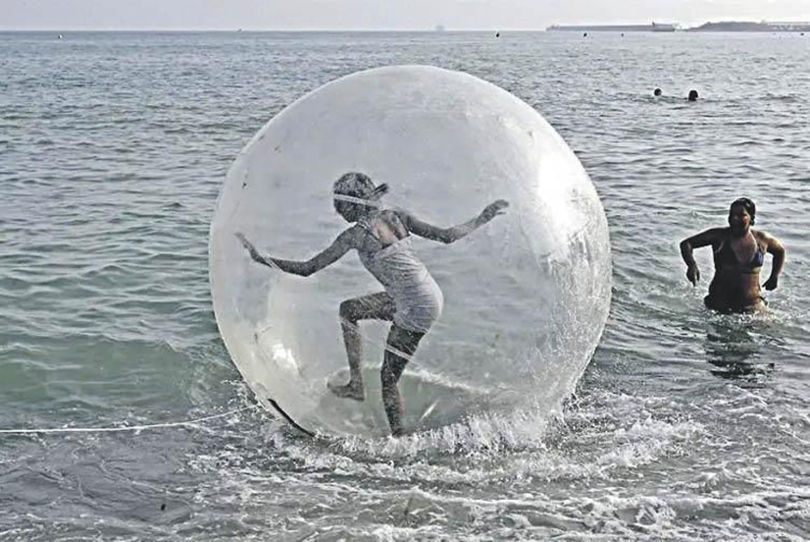 Dos jóvenes realizan actividades deportivas acuáticas. (RAFAEL DÍAZ)