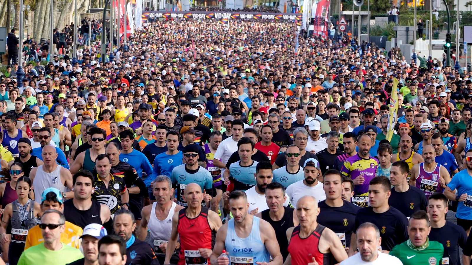 O pelotón percorre os primeros metos pola Avenida de Samil nunha saída da Vig-Bay que foi multitudinaria con máis de 5.500 persoas que tiñan o reto atlético por diante.