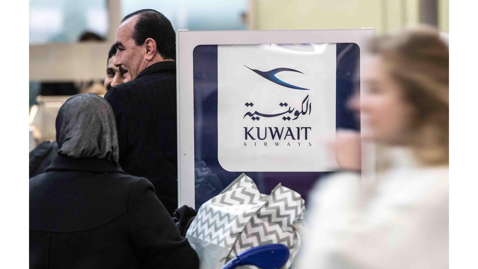 Imagen de archivo de unos pasajeros facturando en un mostrador de Kuwait Airways. EFE/ Armando Babani