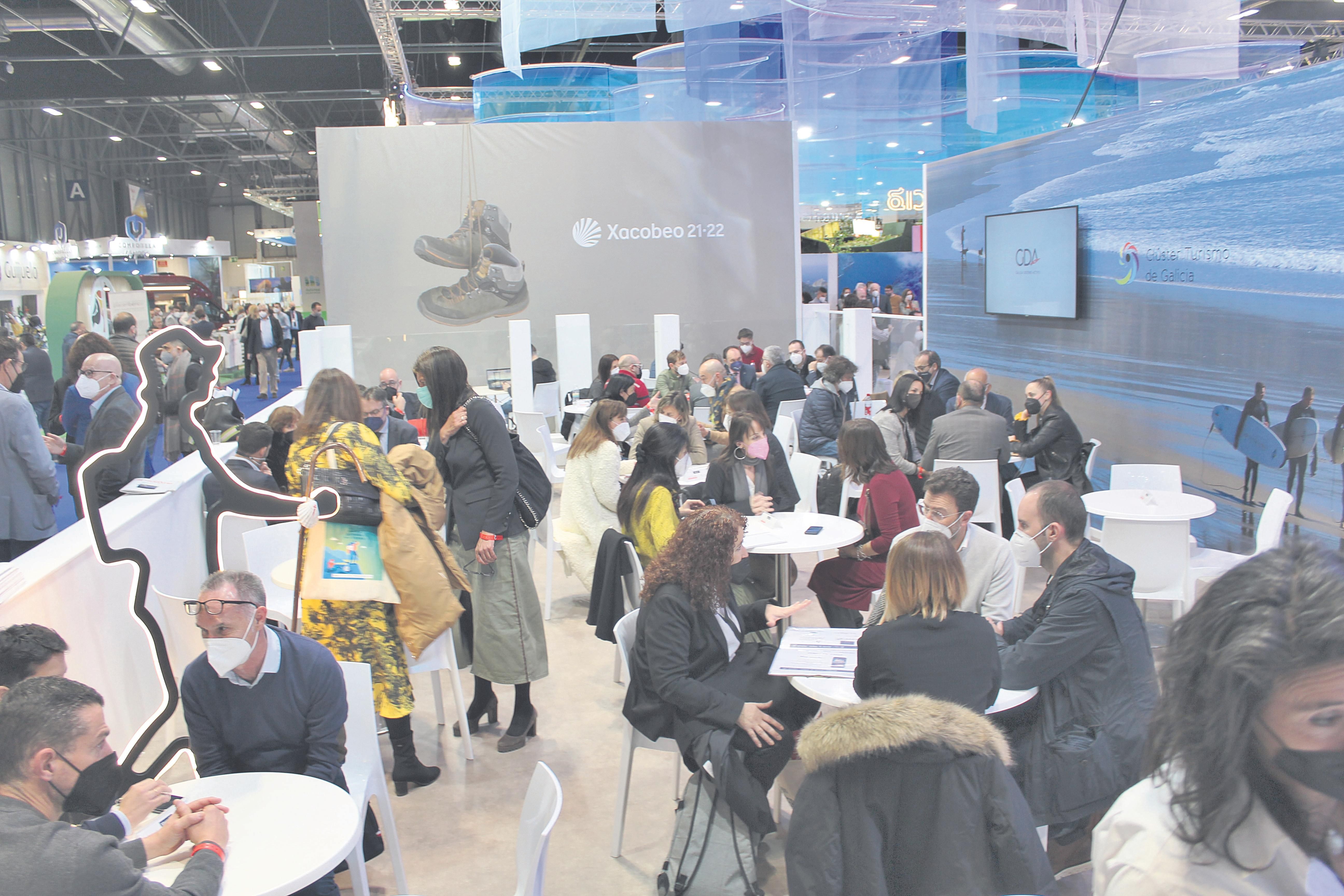 Empresarios del sector turístico, cerrando contratos en el stand de la Xunta en Fitur.