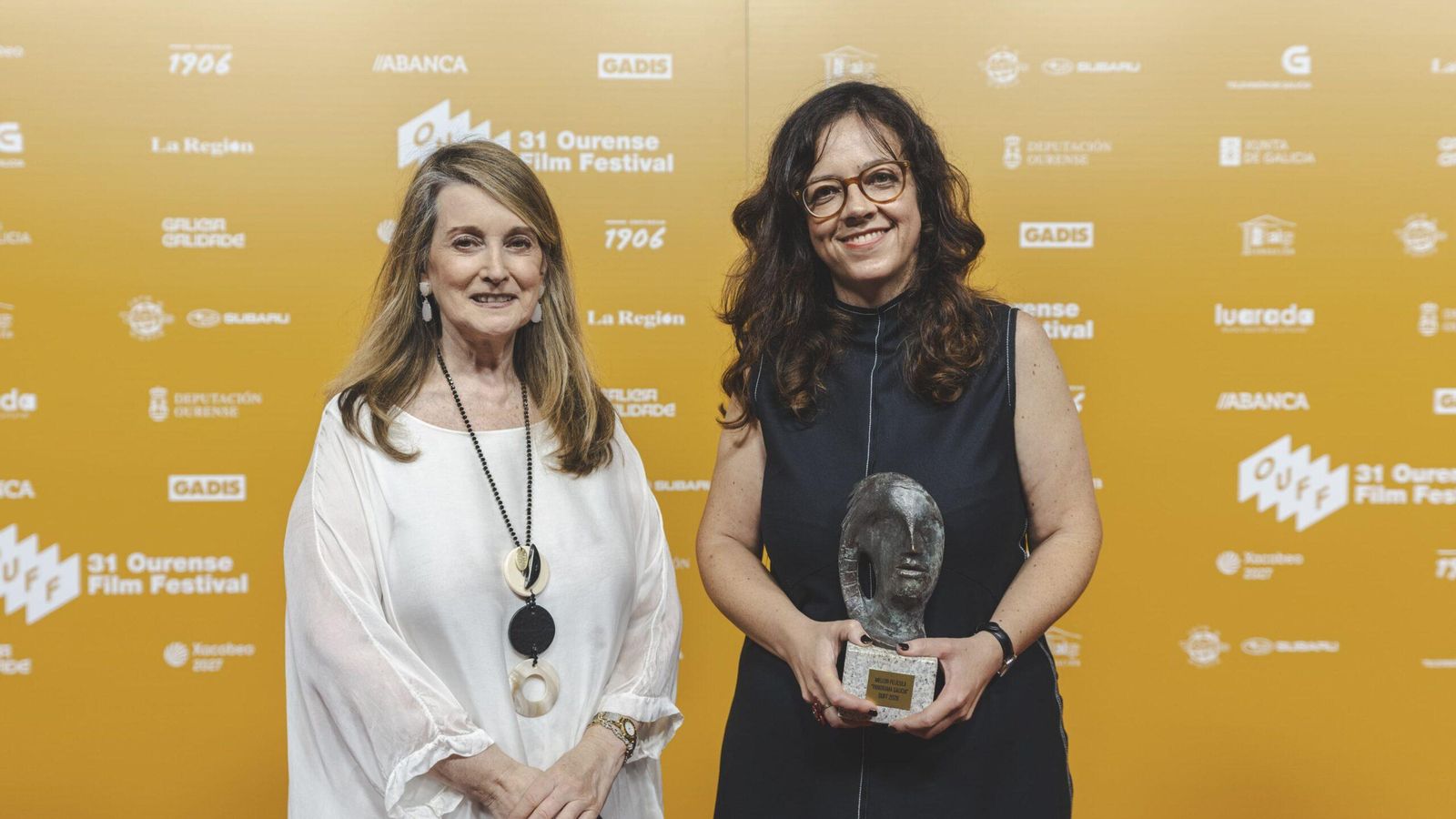 María Yáñez recibió la Calpurnia á Mellor película de la sección oficial Panorama Galicia del OUFF de la mano de Amalia Enriquez.