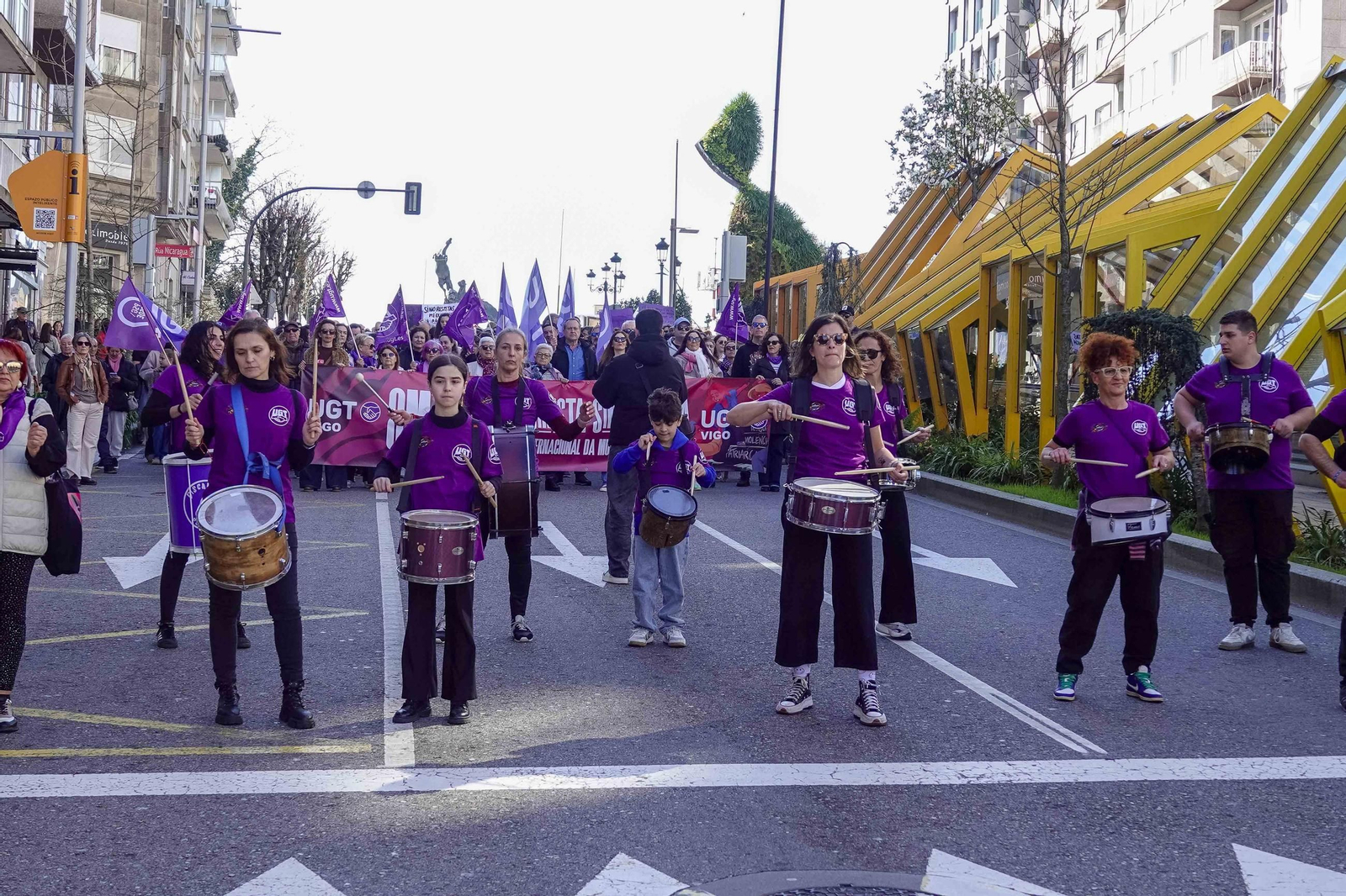 Galería | Las calles de Vigo se pintan de morado por el Día Internacional de la Mujer