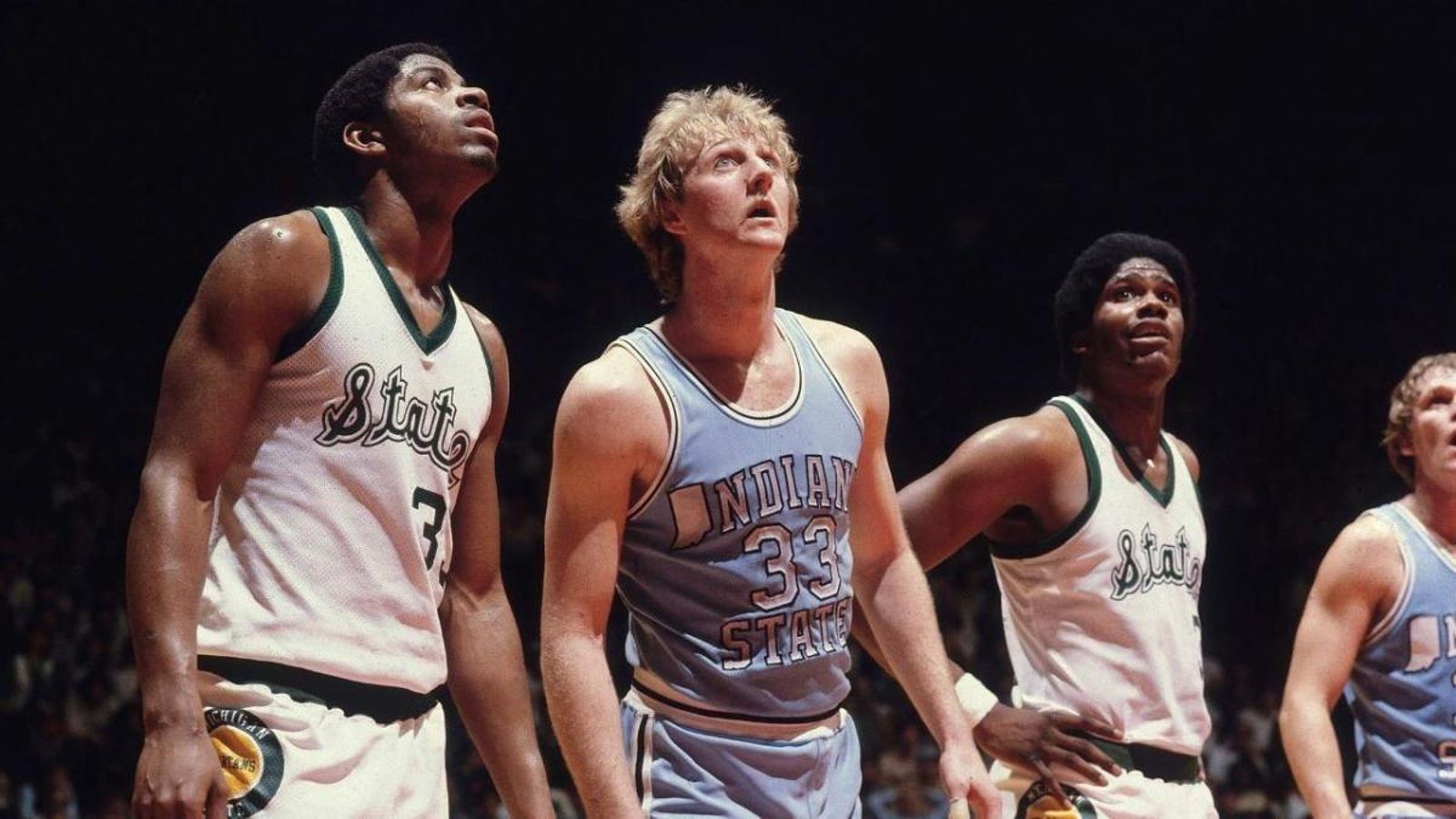 Magic Johnson y Larry Bird (primero y segundo por la izquierda) en la final de 1979.