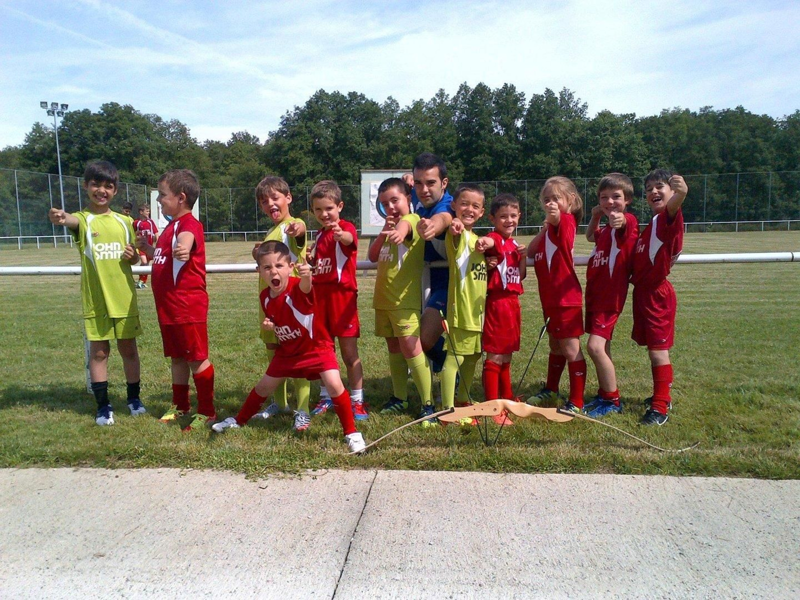 Roberto González Rodríguez
Titulo: Un campus que perdura
Lugar: Allariz, 2012
Acampados haciendo tiro con arco
"Un grupo de niños que participaban en el campus de fútbol Sporty realiza una de las actividades de ocio y tiempo libre, el tiro con arco. 12 años después se mantiene esta y otras actividades".