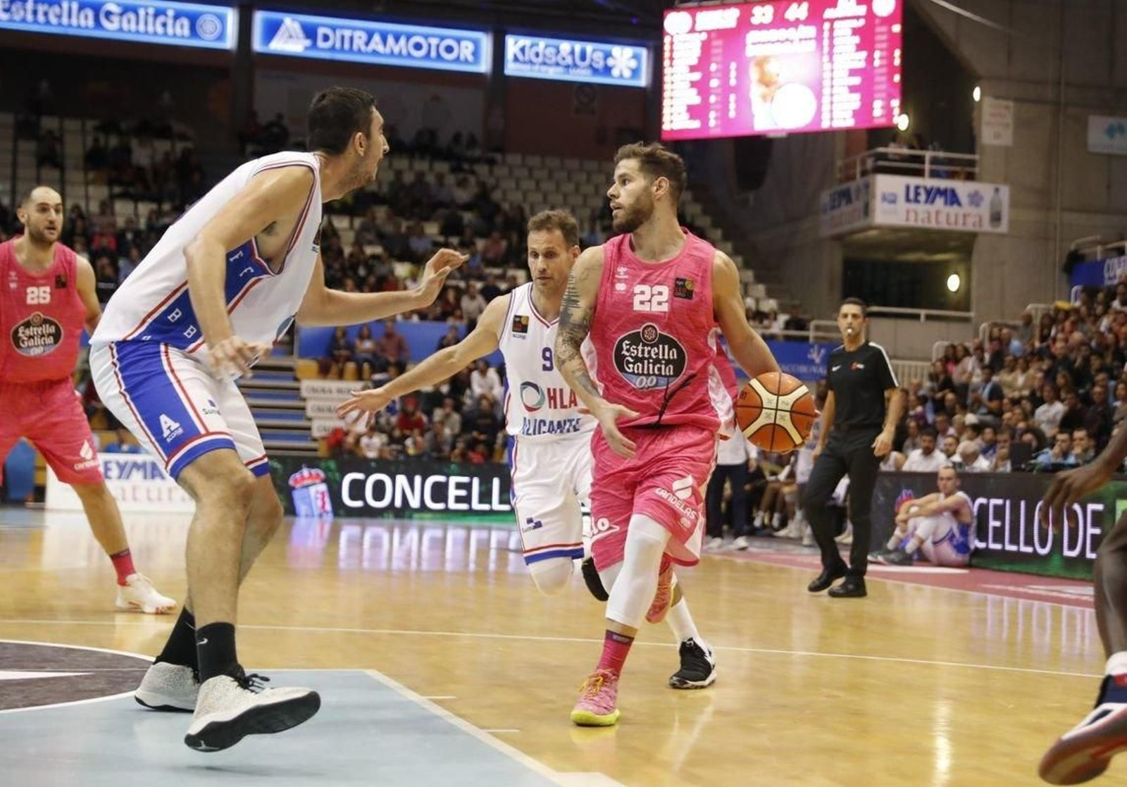 El base del Breogán Christian Díaz encara la defensa del Alicante (El Progreso).