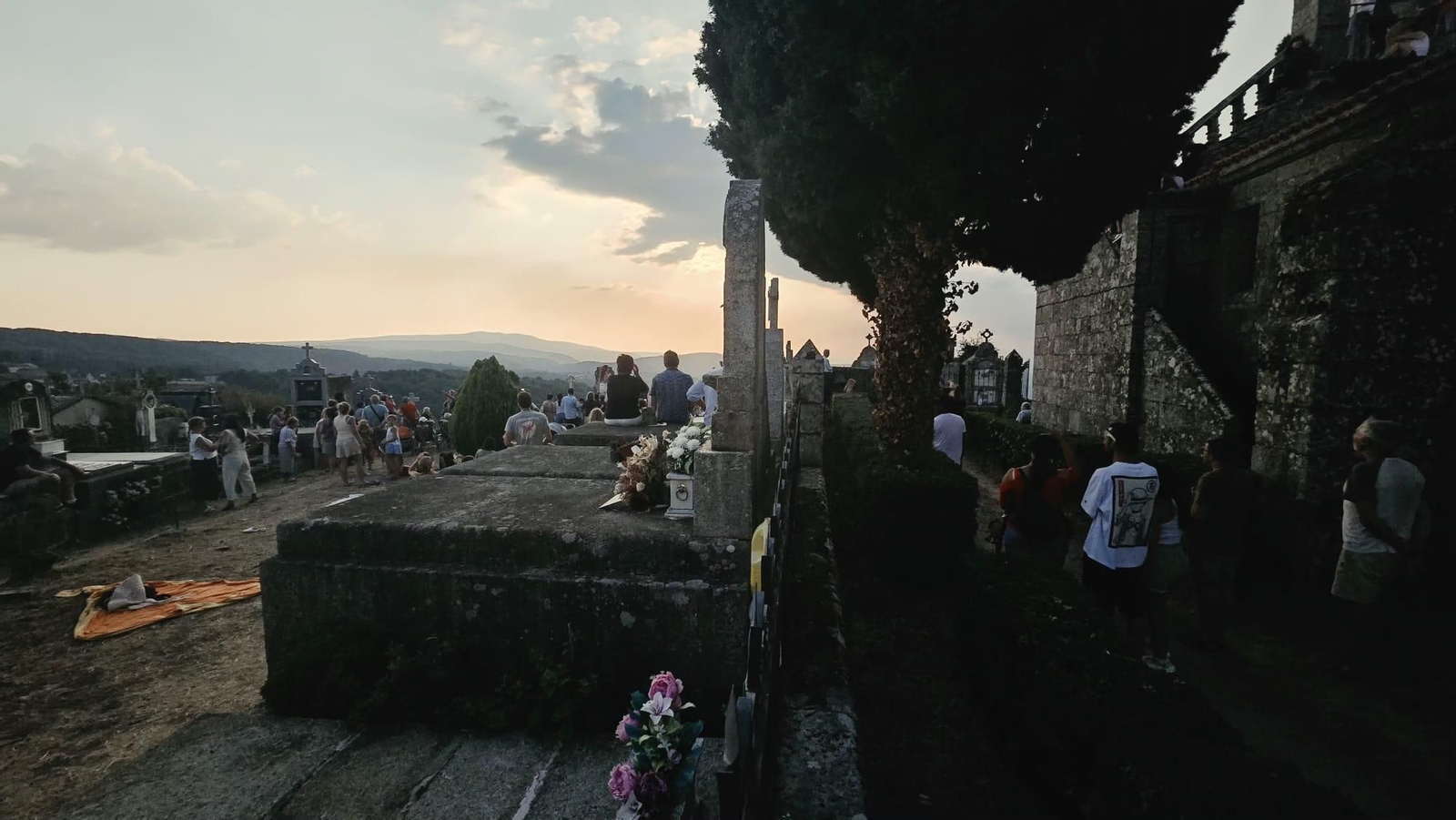 Galería | Un cementerio para mirar al cielo: un silencioso mirador para el eclipse total solar