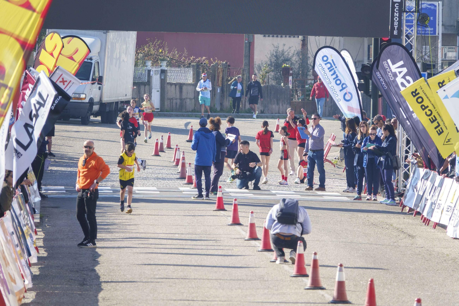 Galería | Pequeños y mayores se divierten en la 10K de Porriño