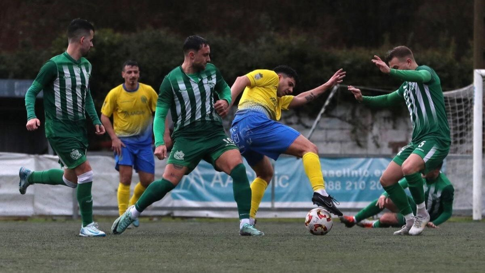 David intenta controlar el balón ante la presión de Jaime y Miguel Codeso, del Muiños.