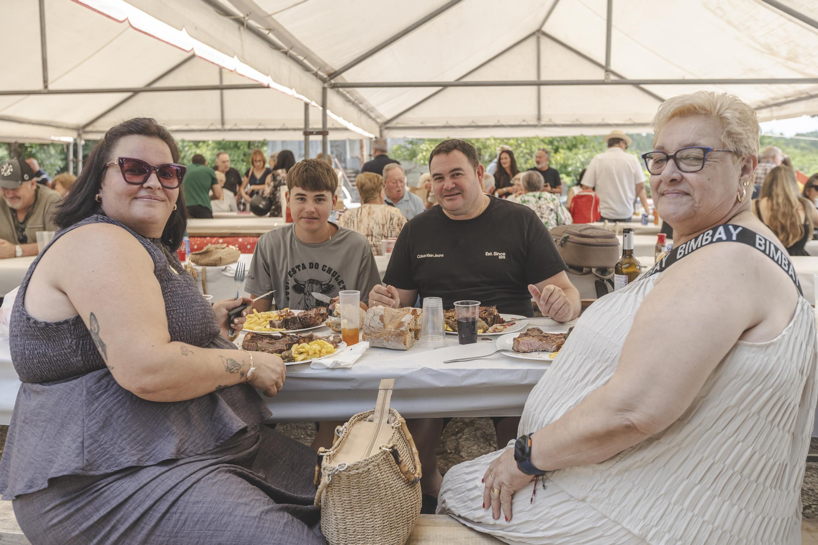 Galería |  Casi mil chuletones servidos este año en la fiesta de Garabás