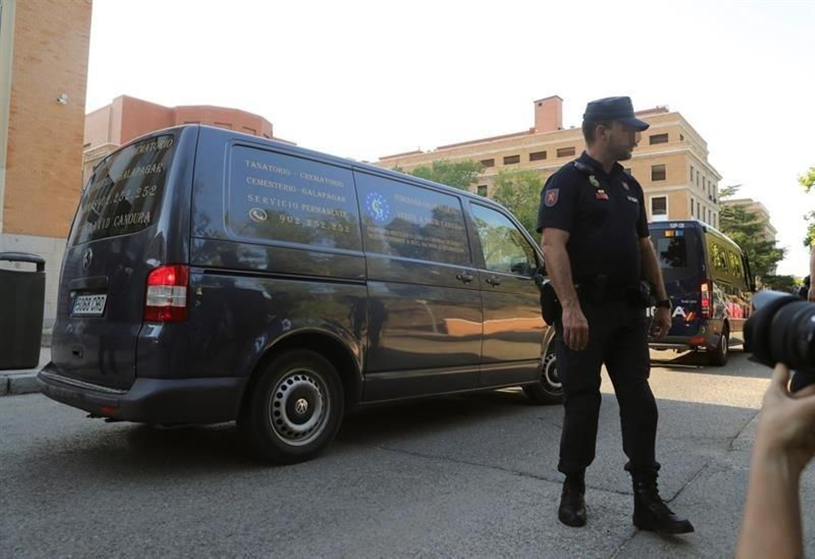 El vehículo fúnebre transporta el cuerpo de Blanca Fernández Ochoa.