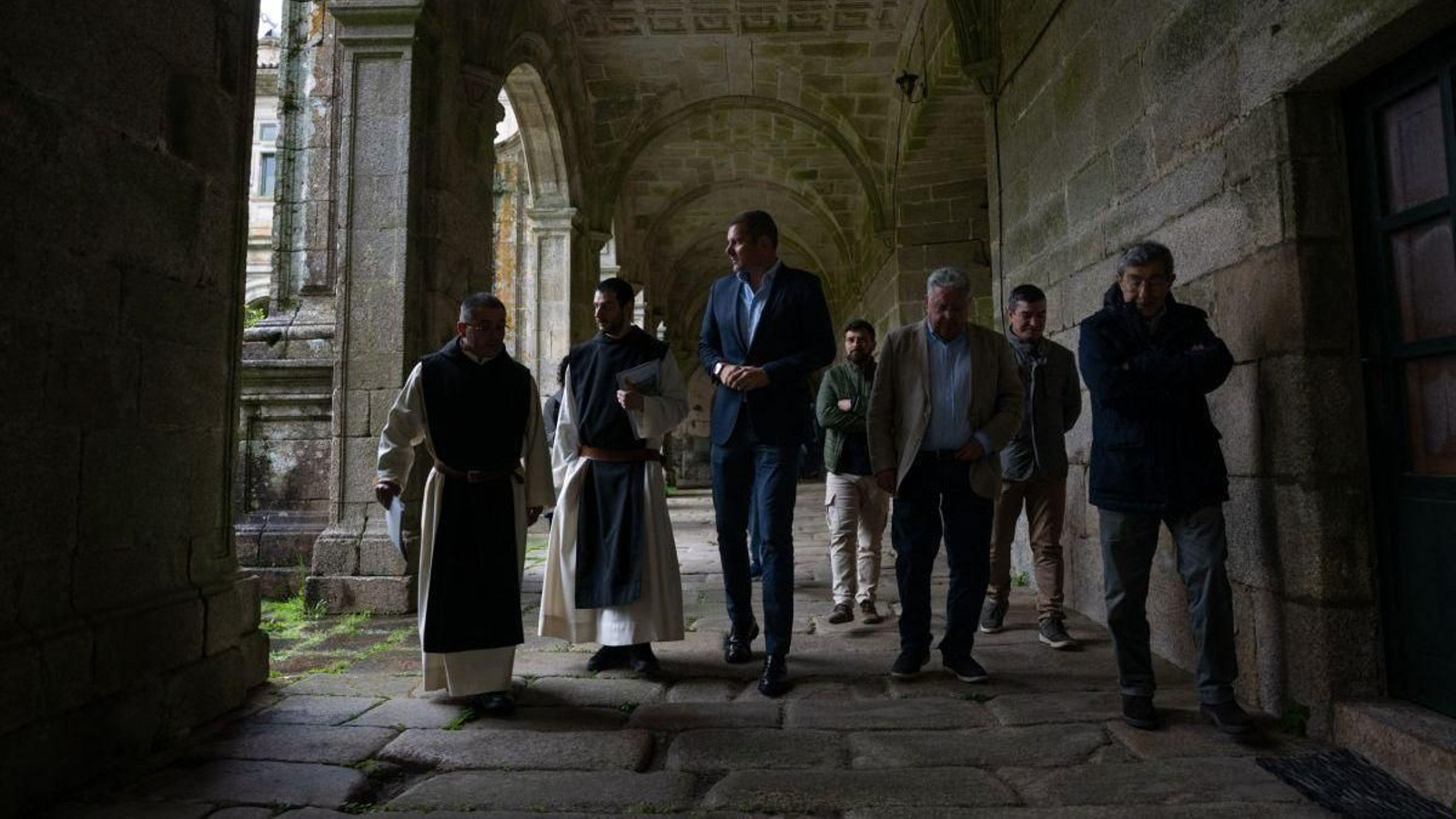 José López Campos y José Luis Valladares, junto a monjes de Oseira y autoridades.