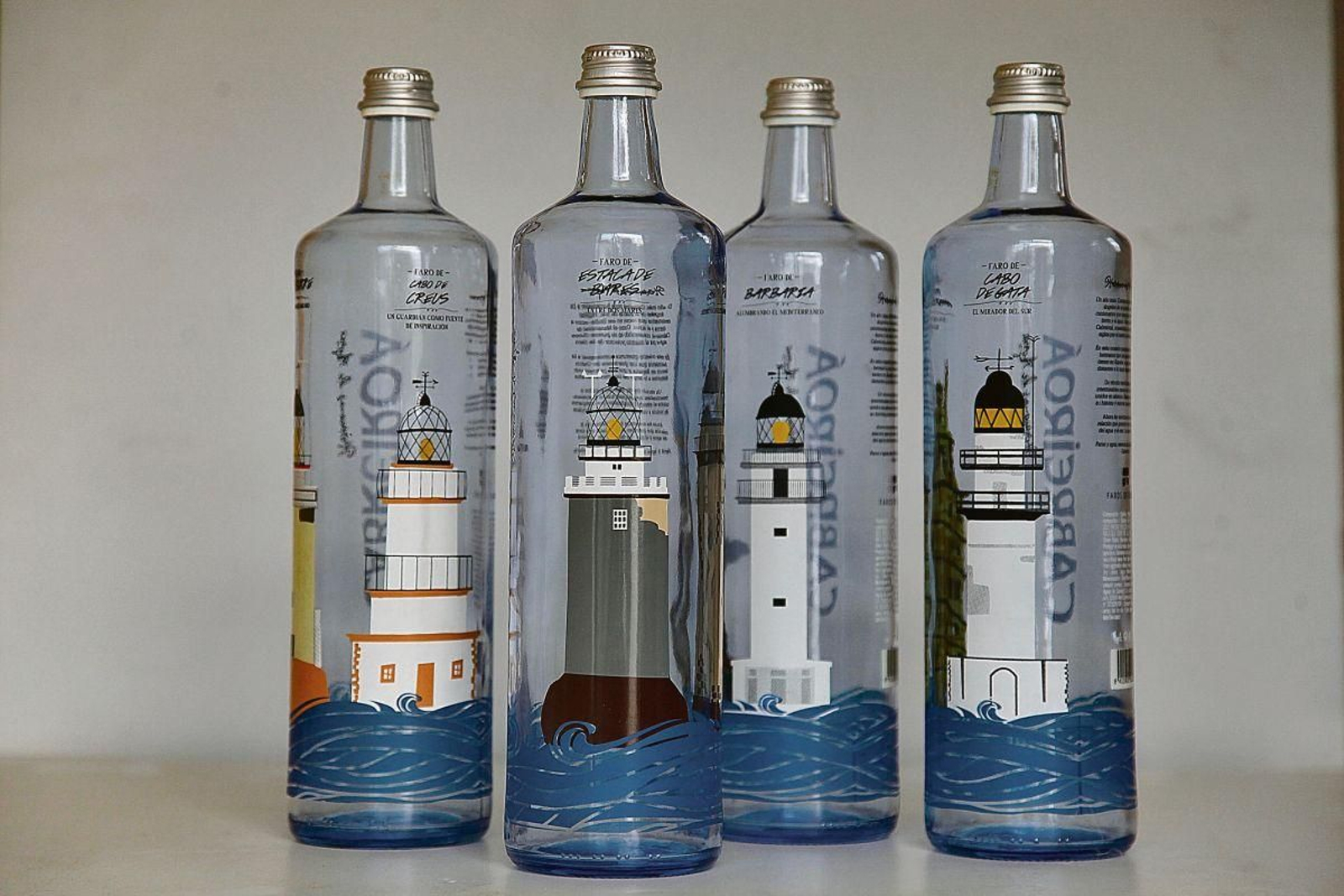 Motivos marineros en unas botellas.