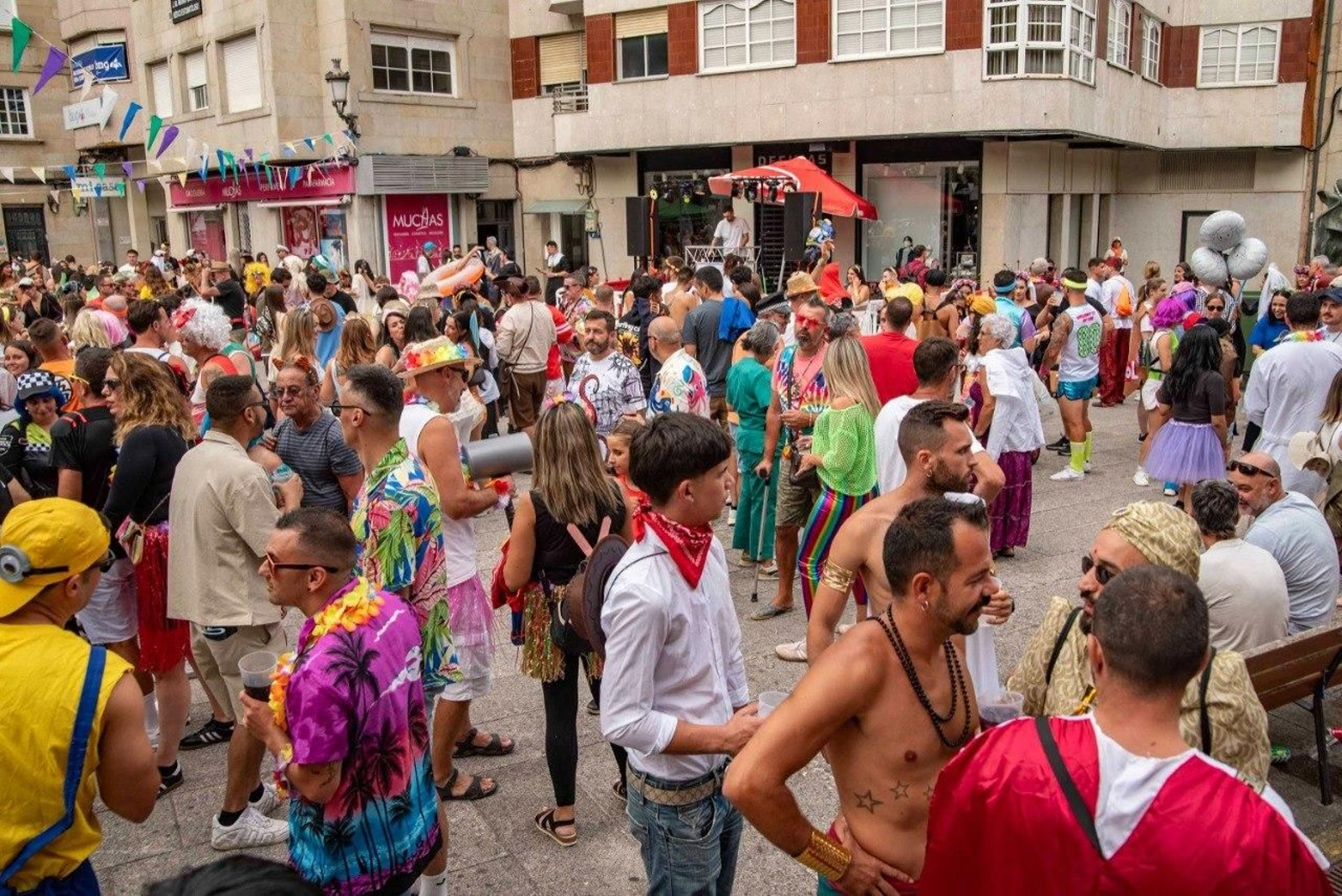 Galería | Coloridos disfraces visten las calles de Redondela