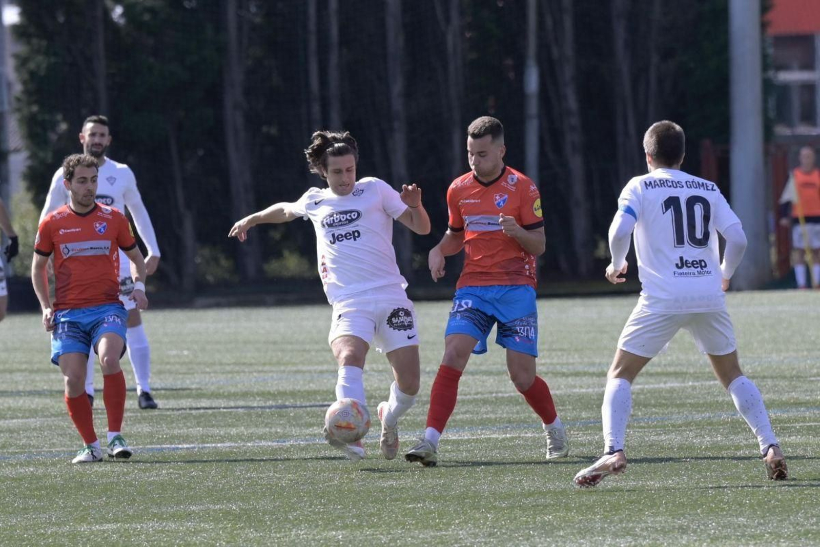 Antón Concheiro trata de hacerse con el balón. DXT