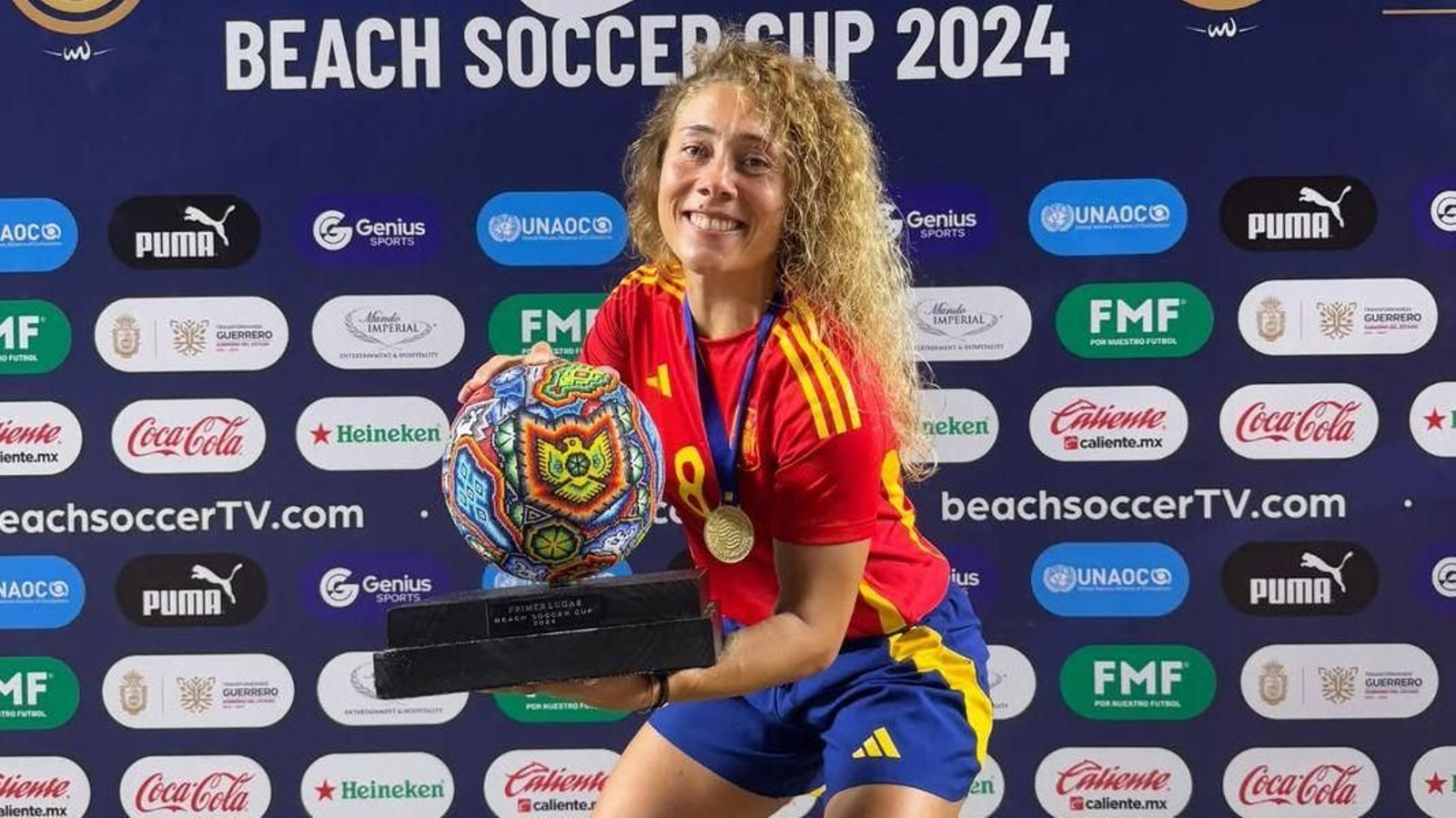 La futbolista de O Baixo Miño posa con uno de los muchos trofeos conquistados con la selección.