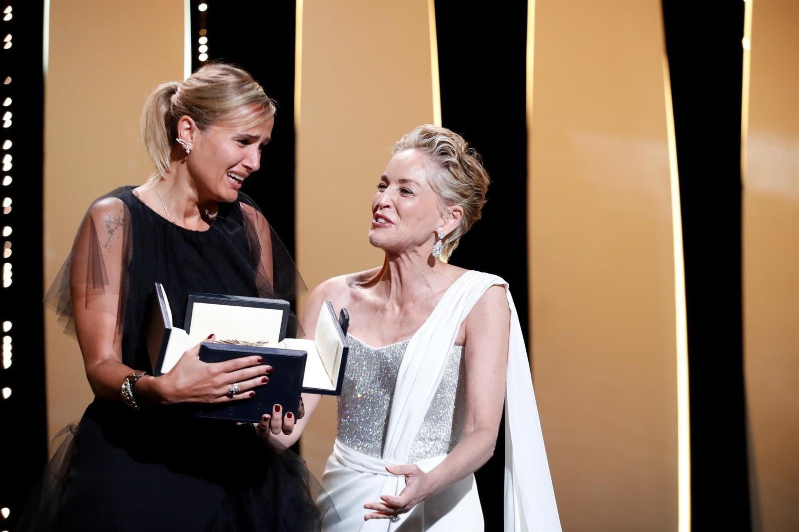 Julia Ducurnau recibe la Palma de Oro de Sharon Stone.