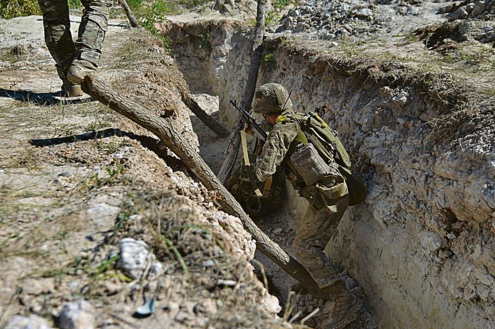 Un soldado ucraniano en una trinchera.