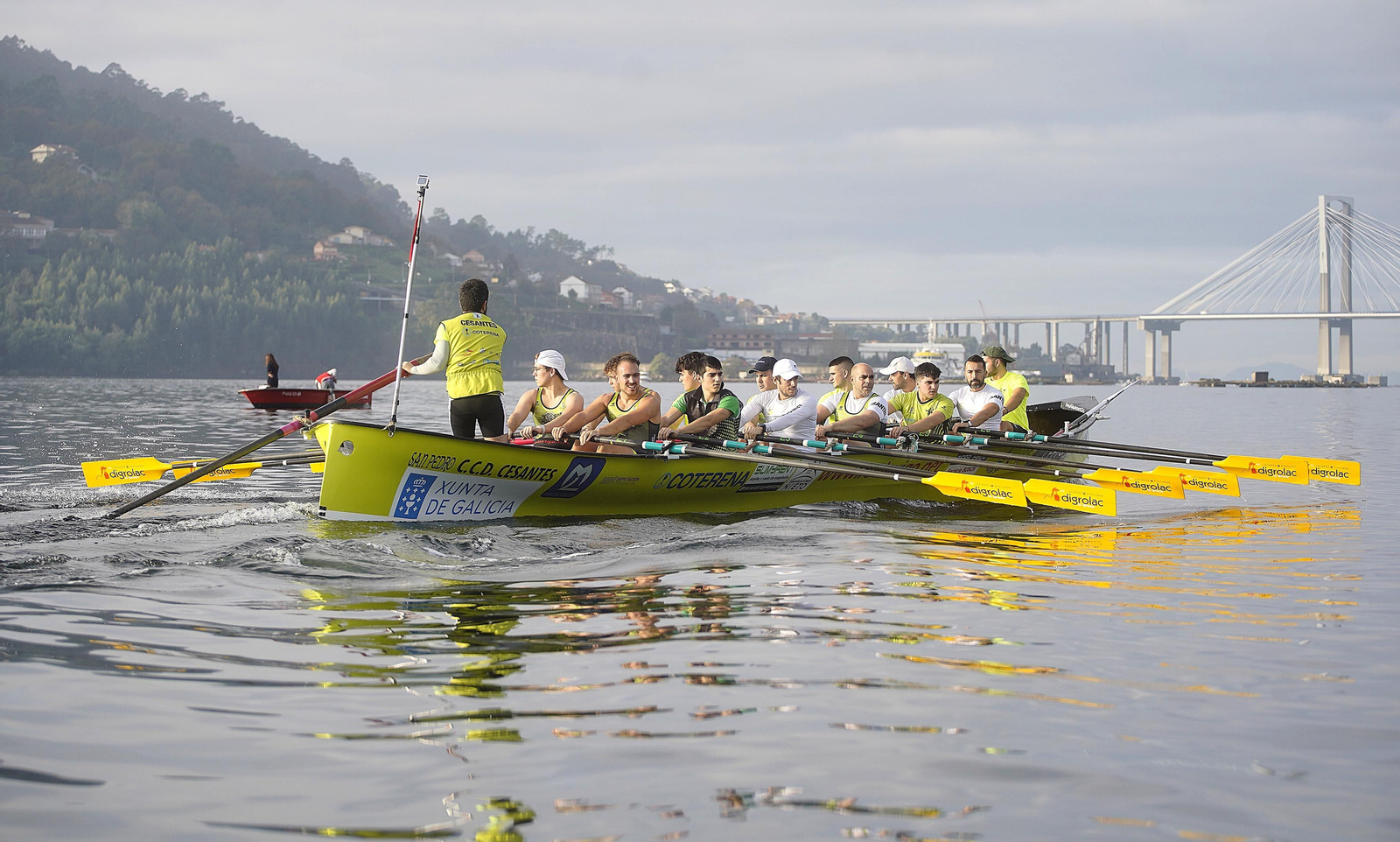 Participantes en la sesión de remo de +Deporte Atlántico en Cesantes.