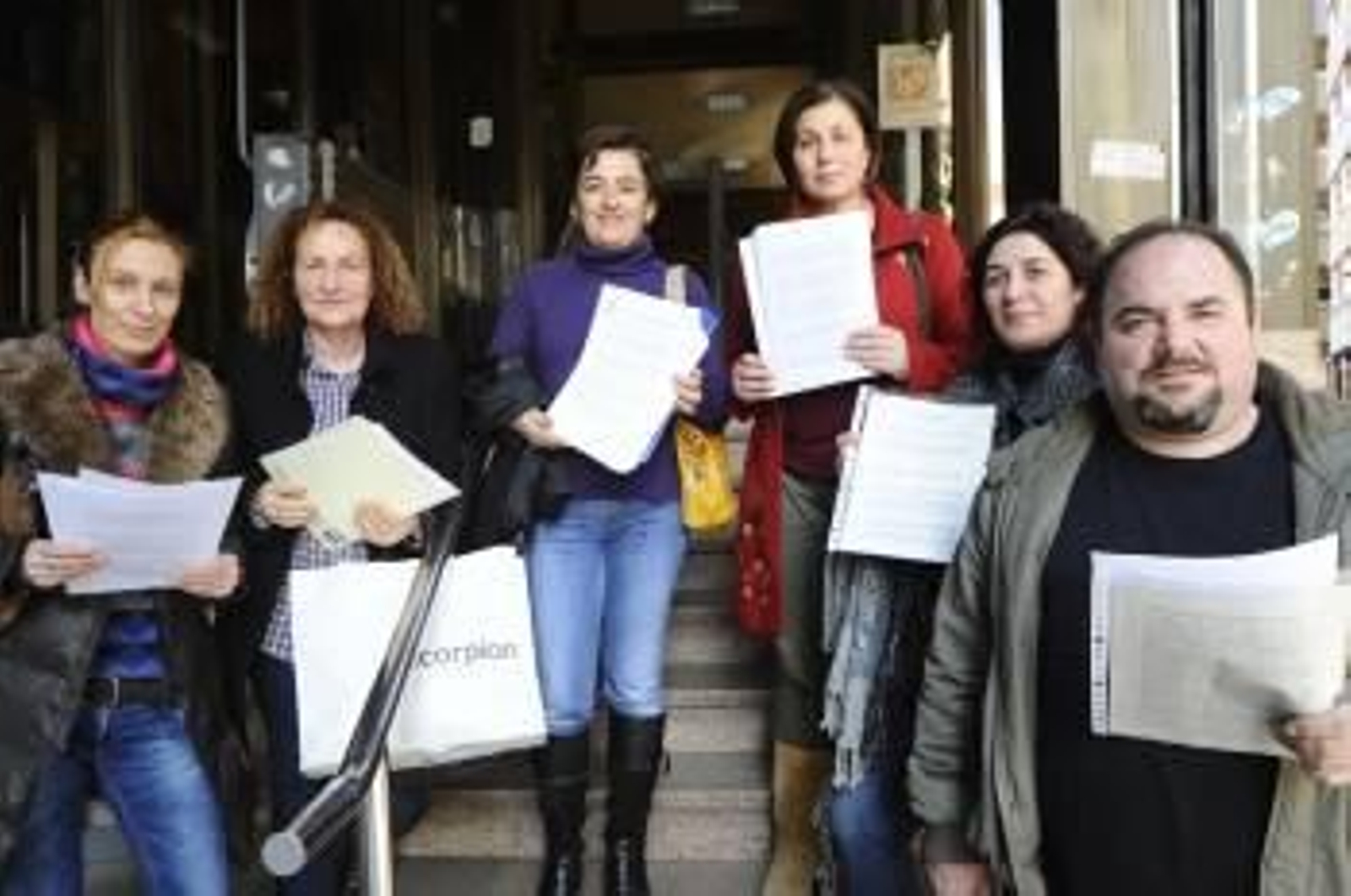 Vecinos de Cartelle y Ramirás muestran sus alegaciones. (Foto: MARTIÑO PINAL)