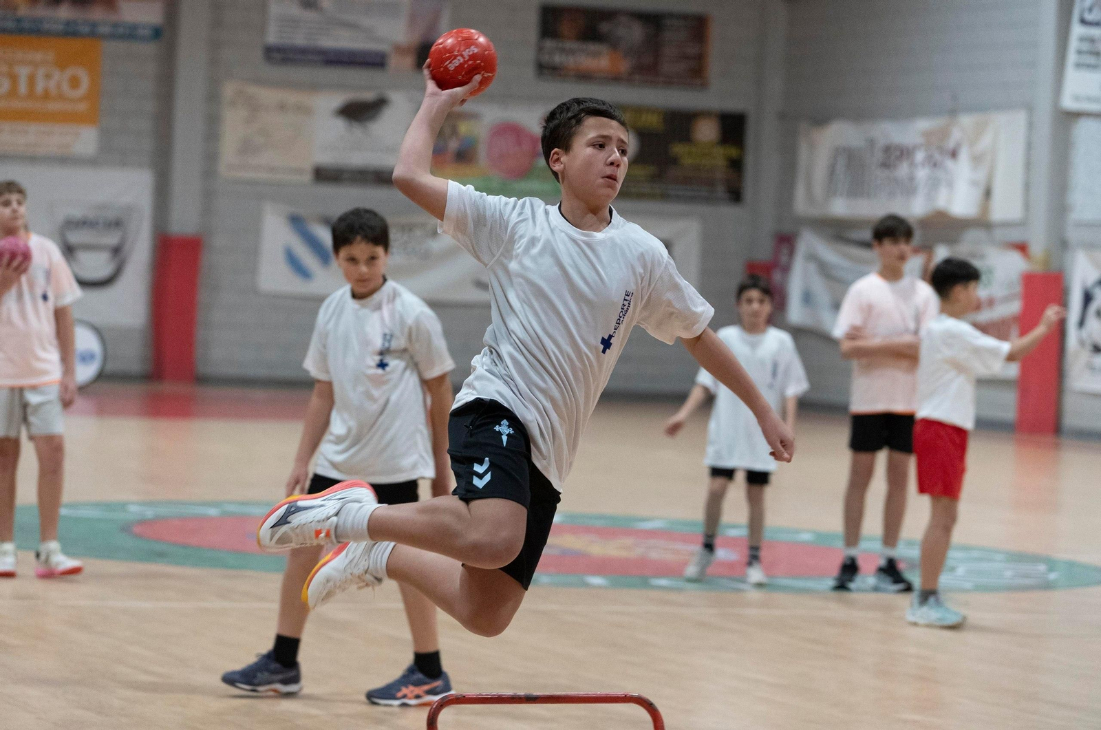 Galería | Chapela acoge un entrenamiento multigeneracional de balonmano
