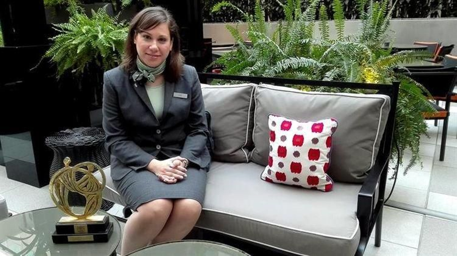 Sofía Barroso, recepcionista del hotel Villamagna de Madrid, ha sido galardonada con el David Campbell Trophy.