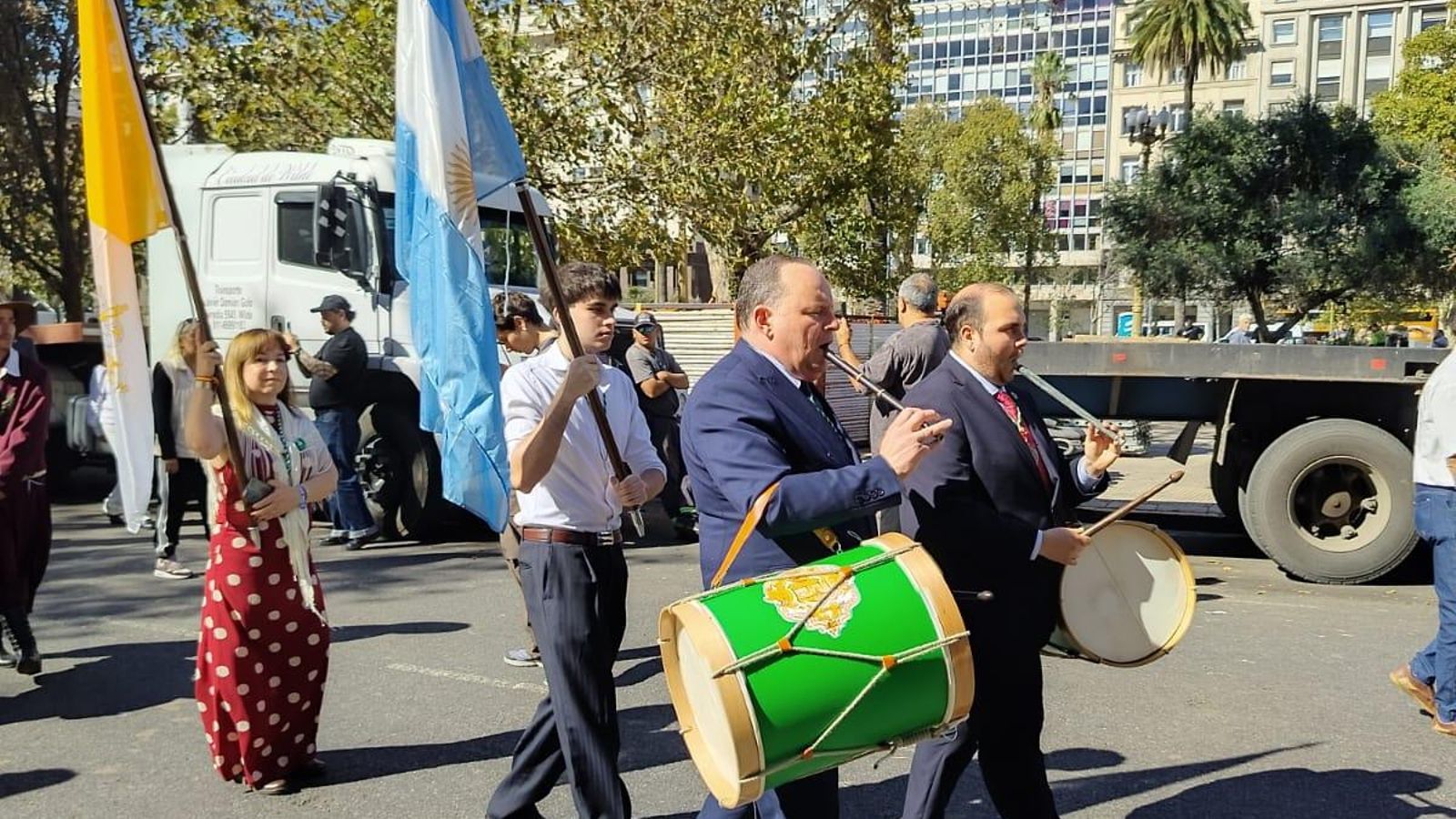 Desfile encabezado por tambores
