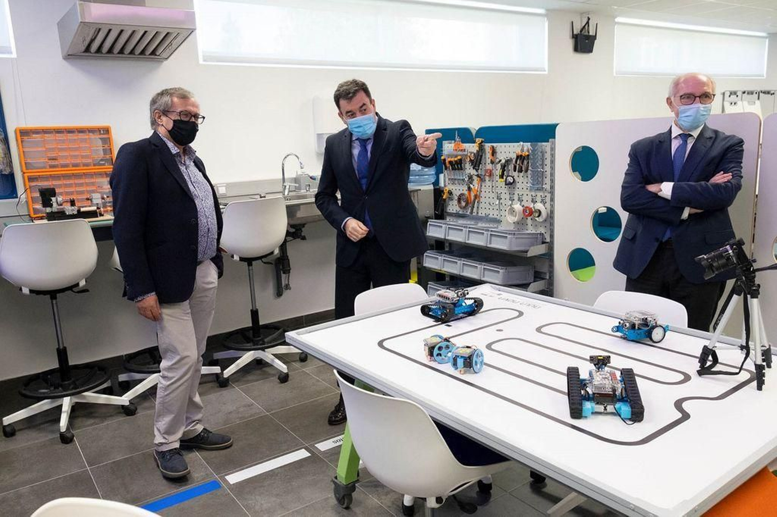 Román Rodríguez, en el centro de la imagen, durante su visita al CAFI de Santiago.