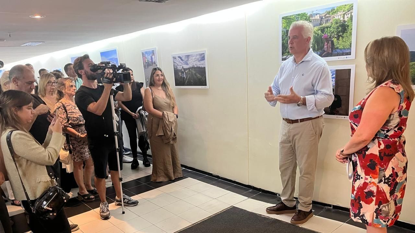 Alejandro Dobarro durante la inauguración de la exposición "Camino de Santiago"