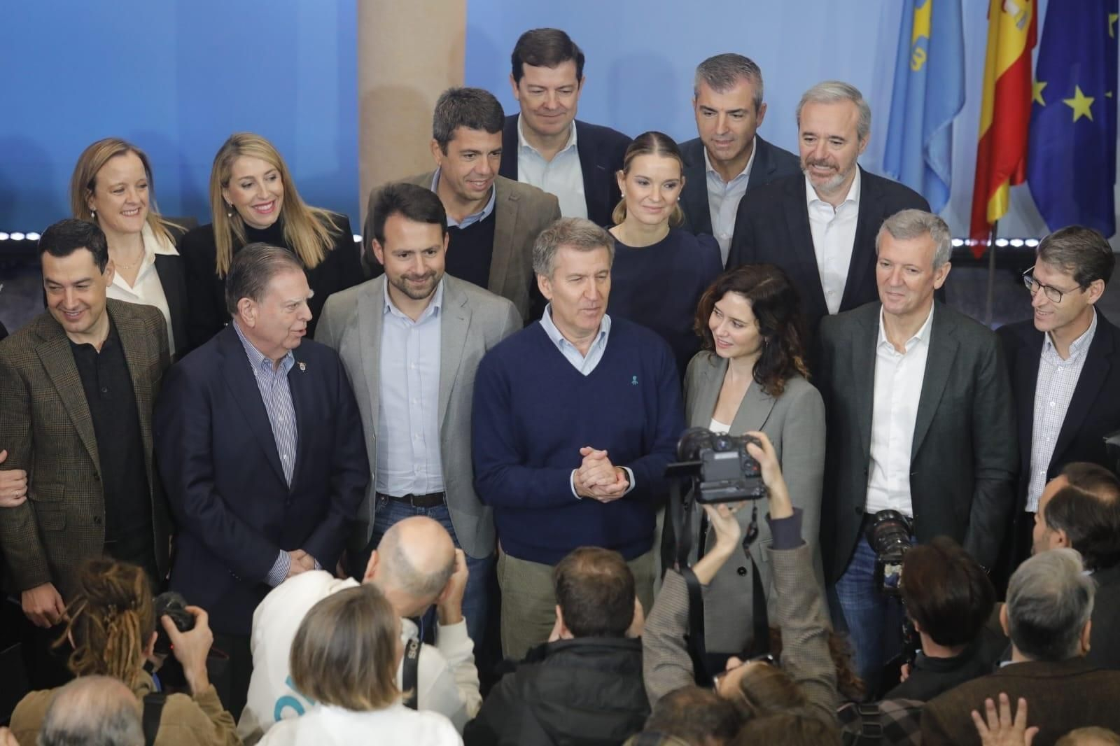 Alberto Núñez Feijóo con presidentes autonómicos y 'barones' del PP durante la clausura de la cumbre del partido celebrada en Oviedo.