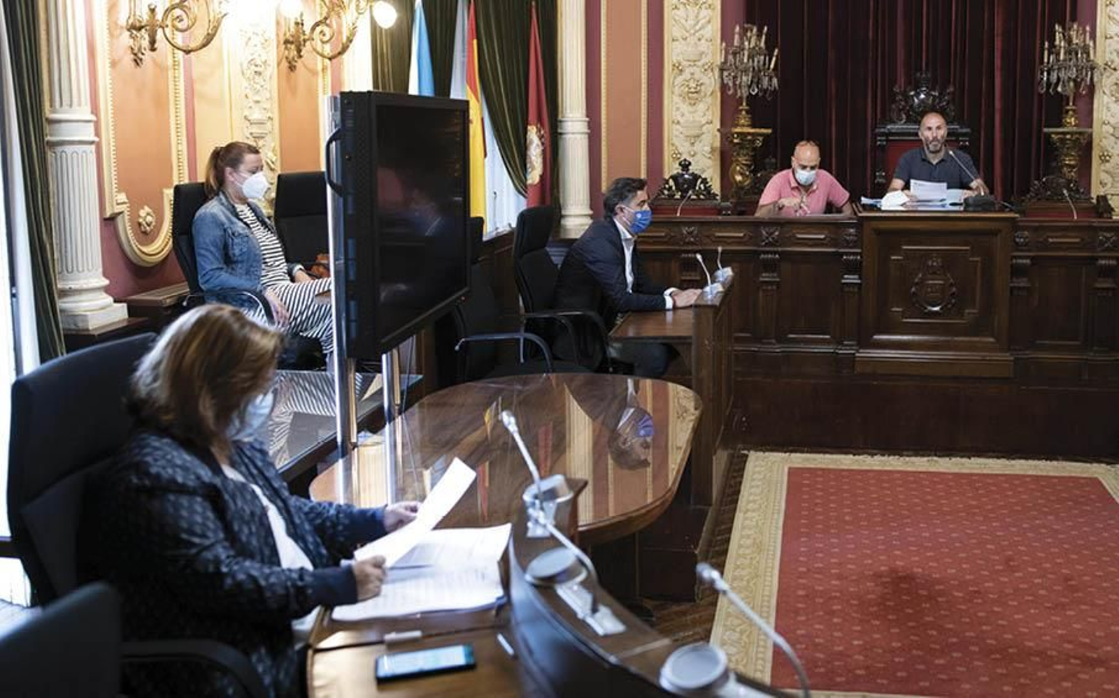 Flora Moure, Ana Morenza y Jorge Pumar, ayer en la junta de gobierno junto a los ediles de DO.