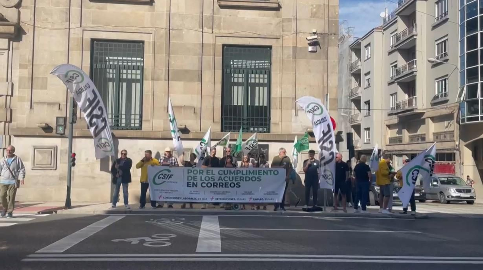 Concentración en Correos este jueves ante la oficina principal de Ourense para reclamar más personal y mejores condiciones laborales.
