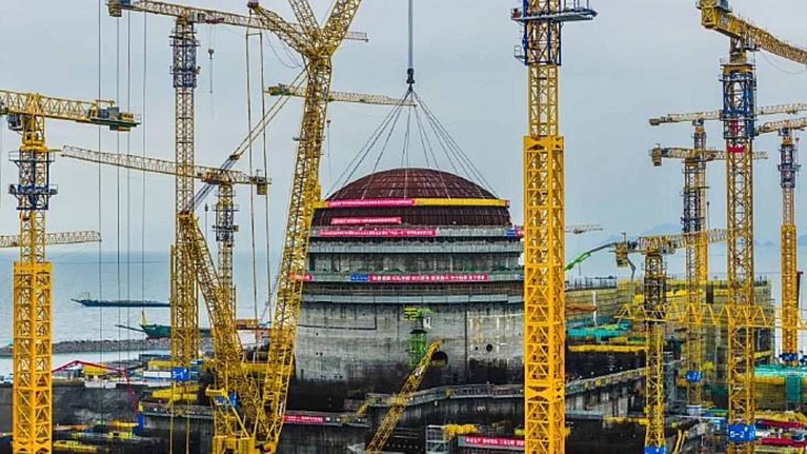 Colocación de la cúpula sobre un reactor nuclear en China