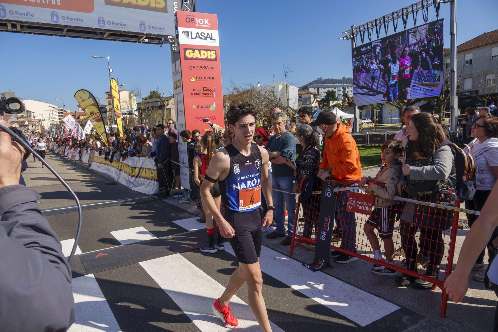 Galería | Pequeños y mayores se divierten en la 10K de Porriño